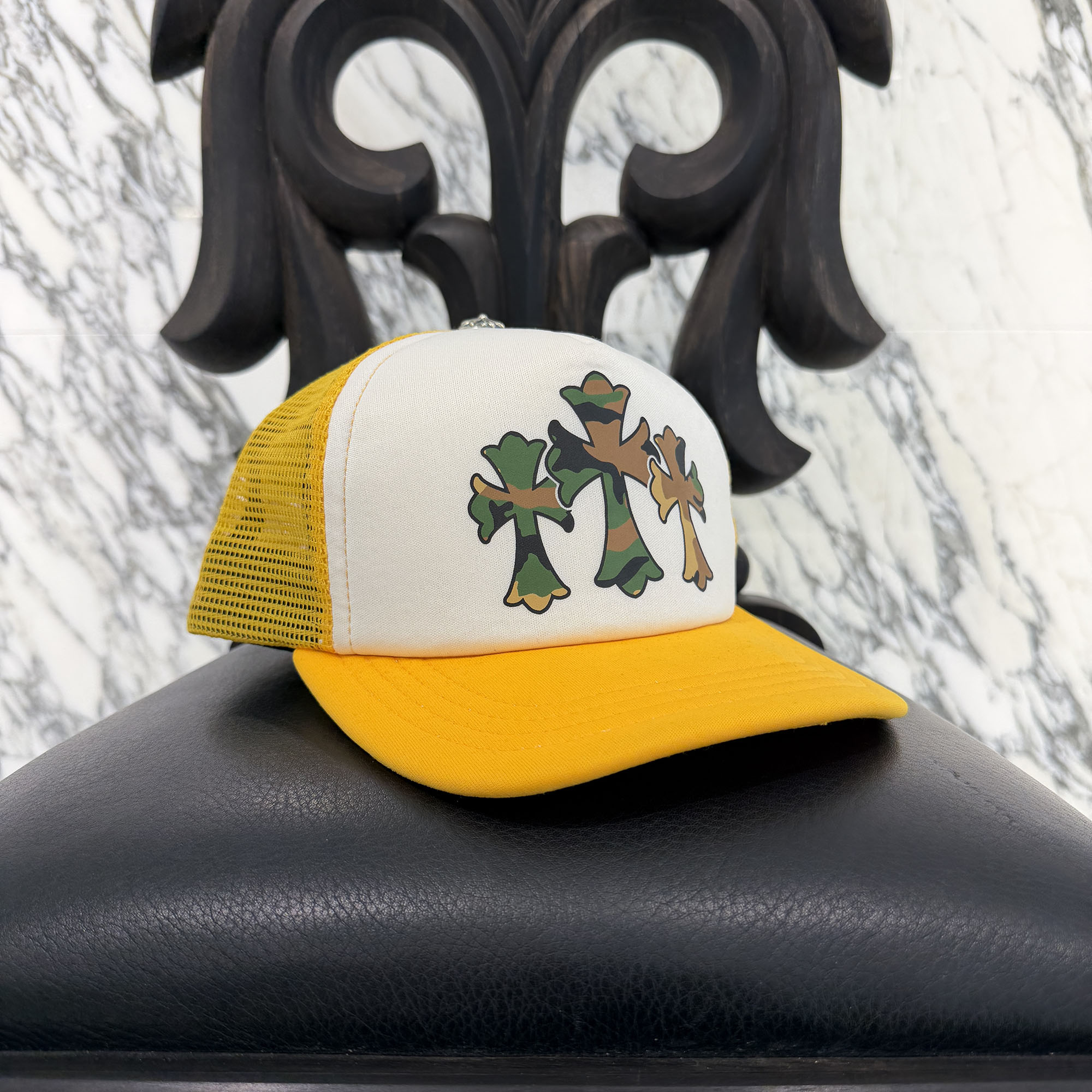 CHROME HEARTS Camo Cemetery Cross Tracker Cap Size ONE SIZE (53-60) クロムハーツ カモ セメタリークロス トラッカーキャップ カモフラ メッシュキャップ イエロー×ホワイト×カモフラ サイズONE SIZE (53-60)【260508】【中古-A】|メメントスオンライン店