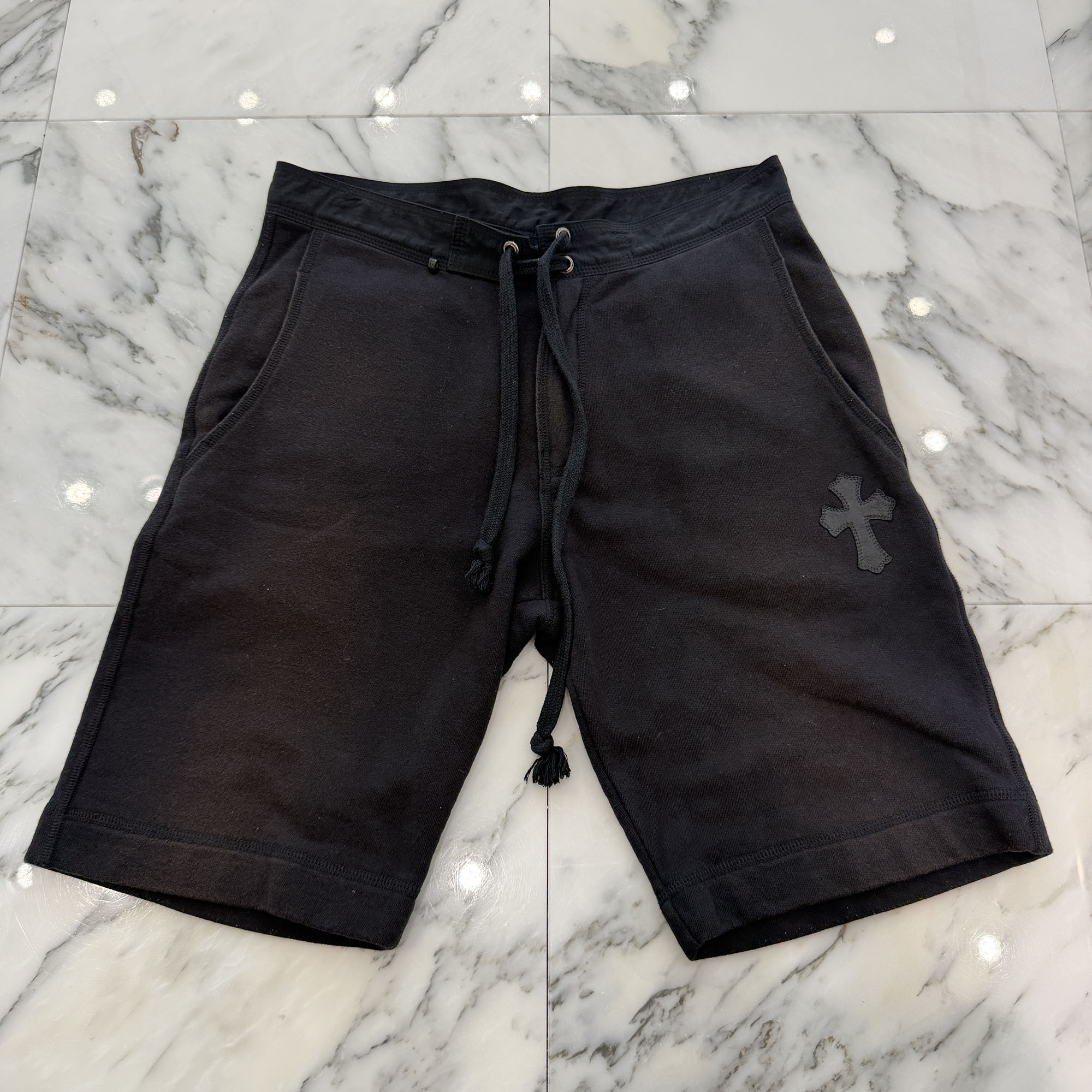 CHROME HEARTS 1 Cross Leather Patch Sweat Shorts Size M クロムハーツ 1差し交わす なめし革継ぎ切れ 流汗 さる股引き 二分の一ズボン下 ダガージップ 馬沓 年寄りのCr 黒いこと 大きさM【260508】【中古-C】