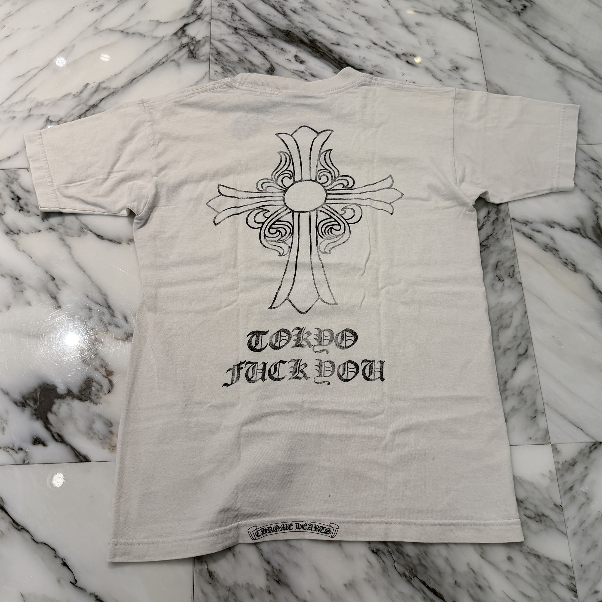 CHROME HEARTS Tokyo Limited Back Hairy Cross Fuck You Logo Tee Size S クロムハーツ 日本の首都押さえる バックヘイリークロス ファックユーロゴ プルオーバー 半袖カットソー 胸ロゴタイプ 馬沓 FUCK YOU 年寄りのCr 白いこと×黒いこと 大きさS【260509】【中古-B】