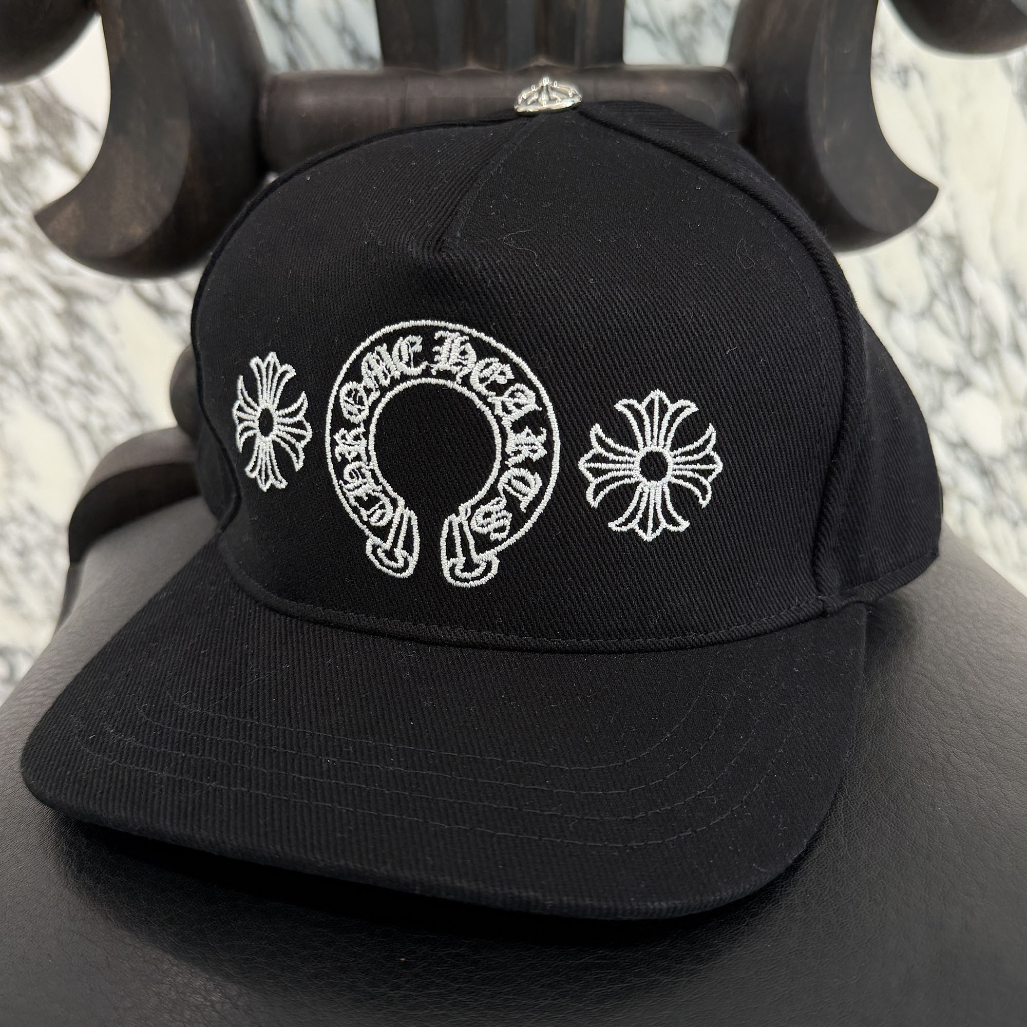 CHROME HEARTS CH Plus Horseshoe Embroidery Baseball Cap Size ONE SIZE（51-61）クロムハーツ CHつけ加える 馬沓 刺しゅう 野球 旗がしら トラッカーキャップ スクロールロゴタイプ刺しゅう 黒いこと×白いこと 大きさONE SIZE（51-61）【260514】【新古品】