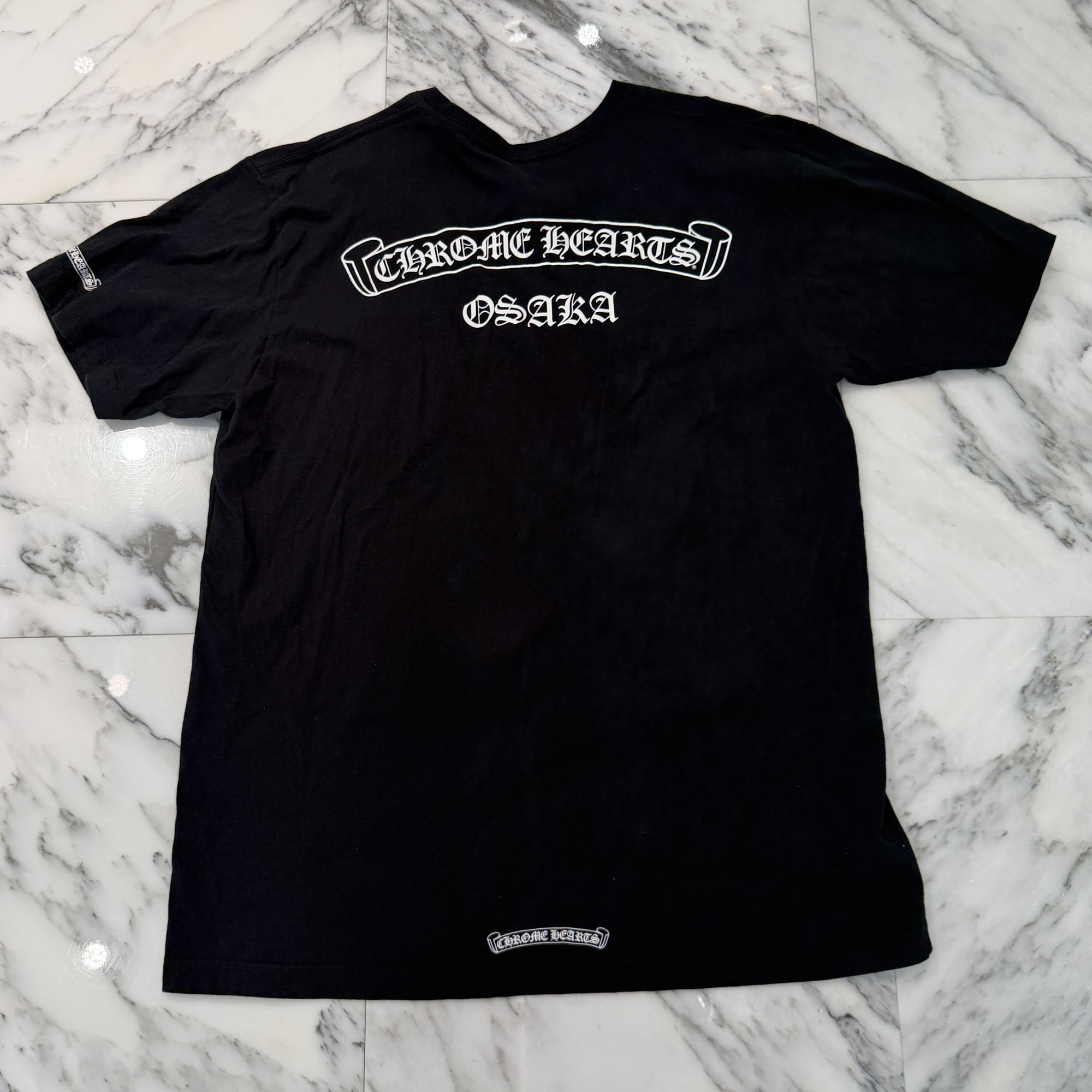 CHROME HEARTS Osaka Scroll Label Logo Tee Size XL クロムハーツ 大阪押さえる スクロールラベルロゴ プルオーバー 半袖カットソー 袖ロゴタイプ 胸ロゴタイプ ヴァーティカルロゴ 黒いこと×白いこと 大きさXL【260510】【中古-A】