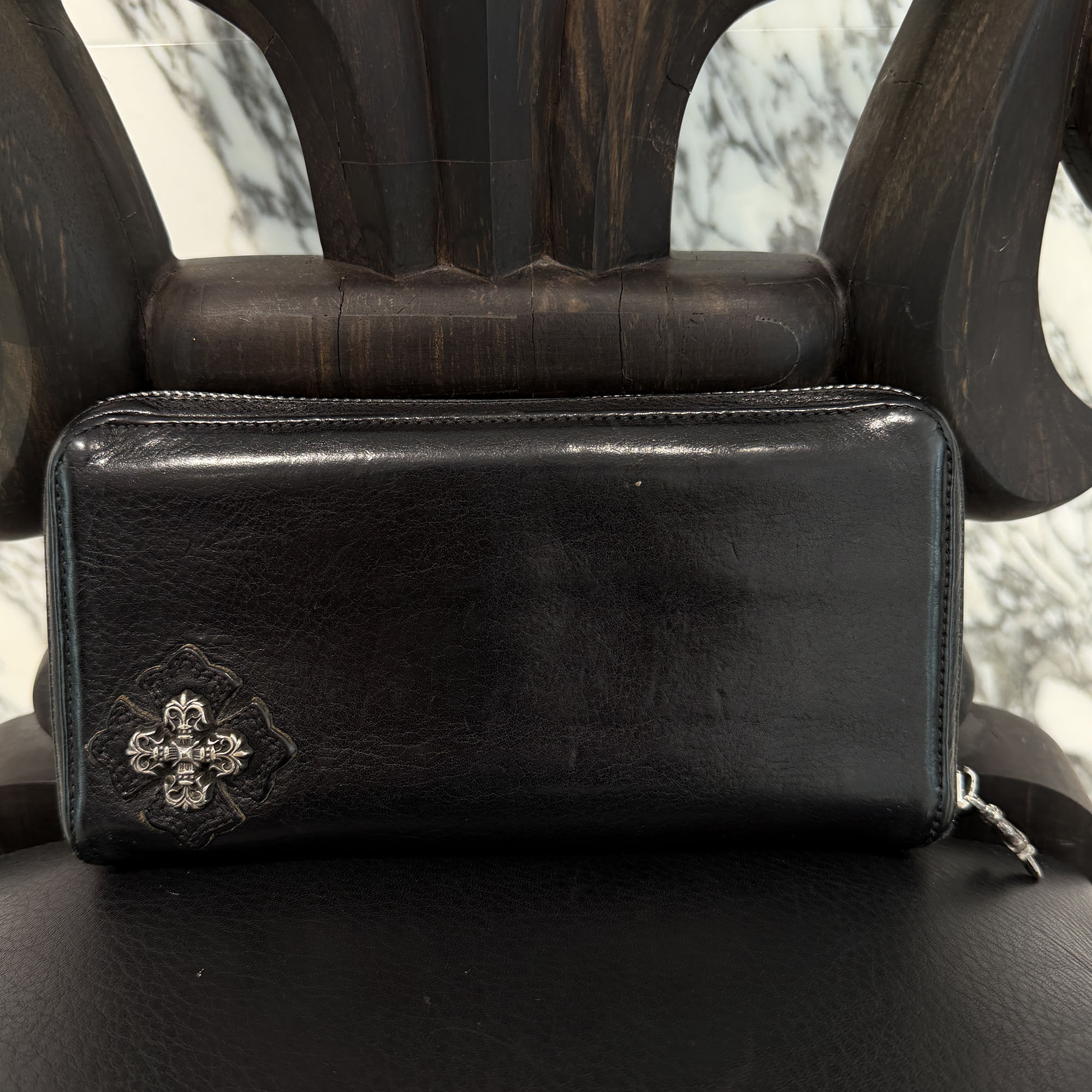 CHROME HEARTS Filigree Plus Leather Patch Round Zip Wallet クロムハーツ フィリグリープラス なめし革継ぎ切れ ウォレット ラウンドジップ 金入れ 長金入れ ダガージップ しろがね色一皿 しろがね色925 カーフスキン 黒いこと【260510】【中古-B】