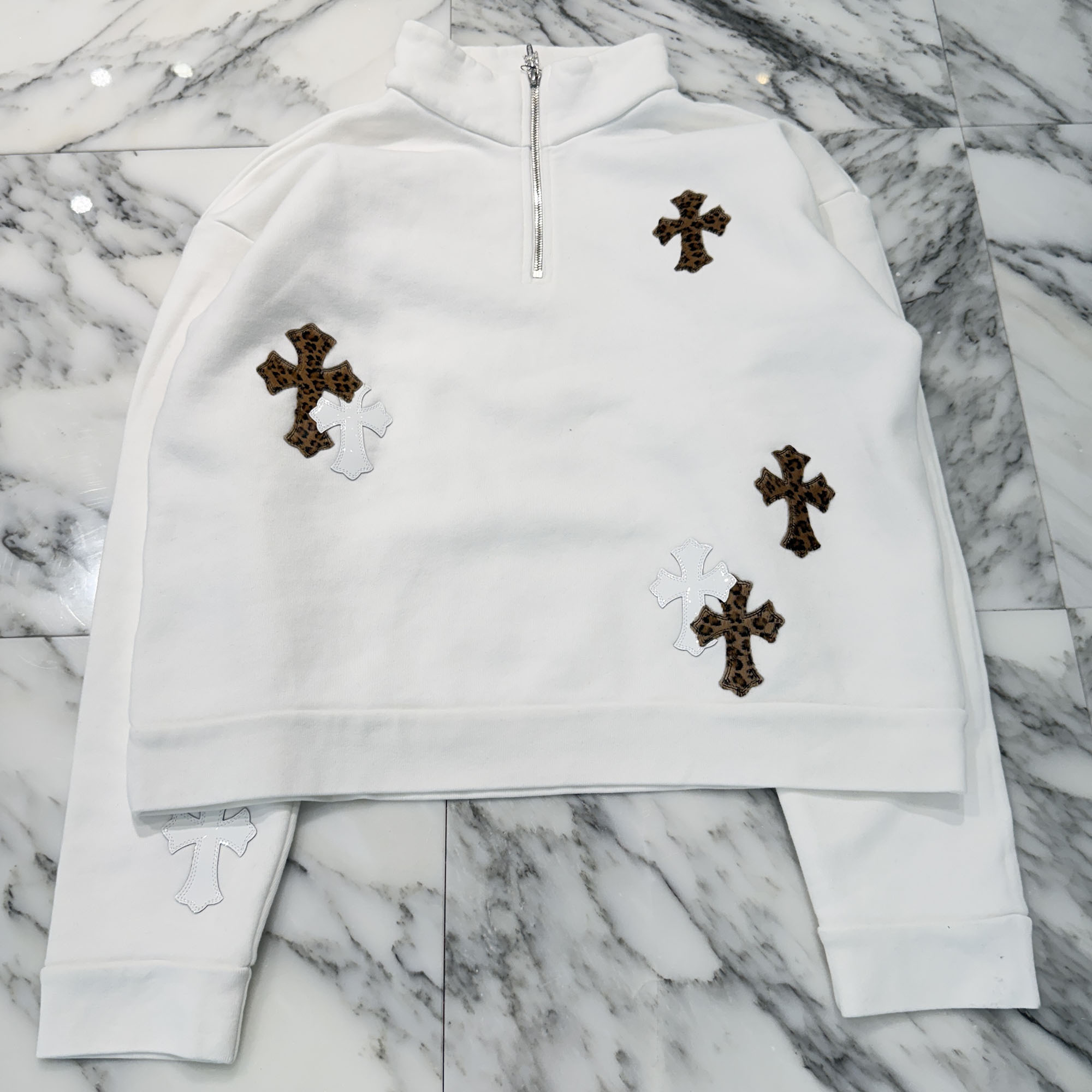 CHROME HEARTS Y NOT Multi Leather Cross Patch Half Zip Sweatshirt Size M クロムハーツ ワイ航空マイル マルチレザークロスパッチ ハーフジップ トレイナー 調教師 ジップネック ハラコレザーパッチ 白いこと×レオパード 大きさM 【260510】【新古品】