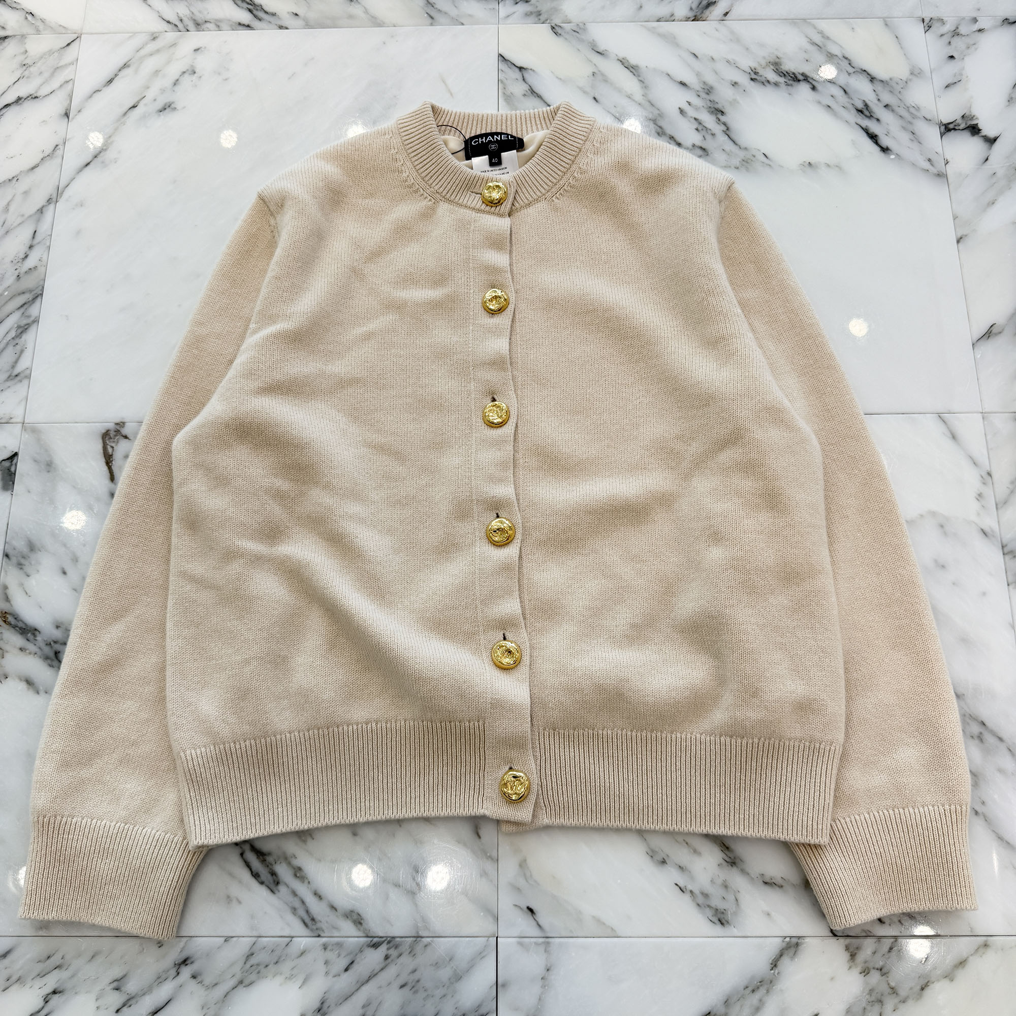 CHANEL 2026SS Coco Mark Button Knit Cardigan P82365K11867 Size 40 シャネル ココマークボタン 編み物ジレー 編み物上衣 ココマークボタン ココマーク金具 ゴールド金具 リブニット 裏地地絹 ベージュ 大きさ40【260511】【中古-A】