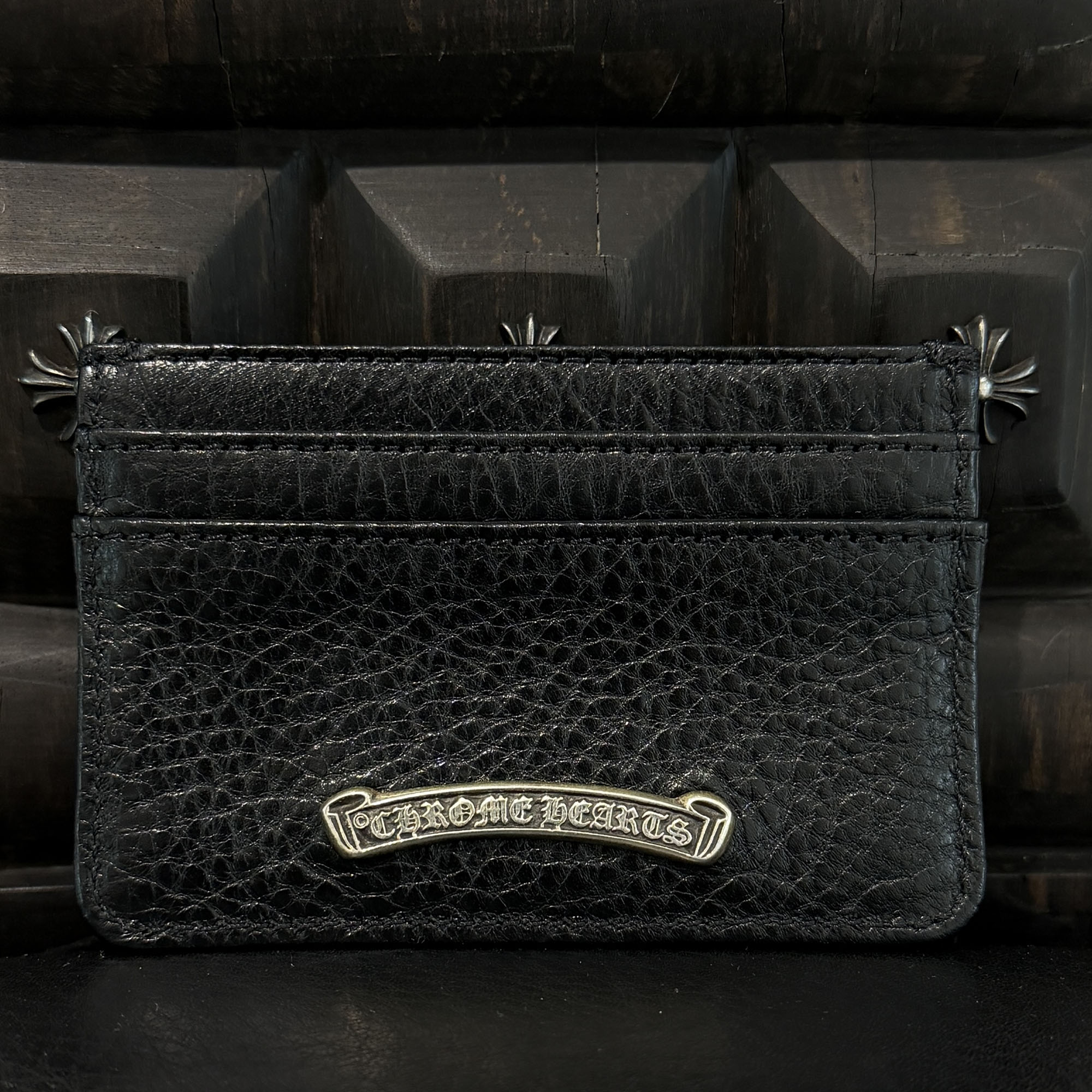 CHROME HEARTS Scroll Double Side Leather Card Case クロムハーツ スクロール ダブル側面 レザーカードケース 5隠し スクロールロゴプレート 黒いこと×しろがね色【260511】【新古品】