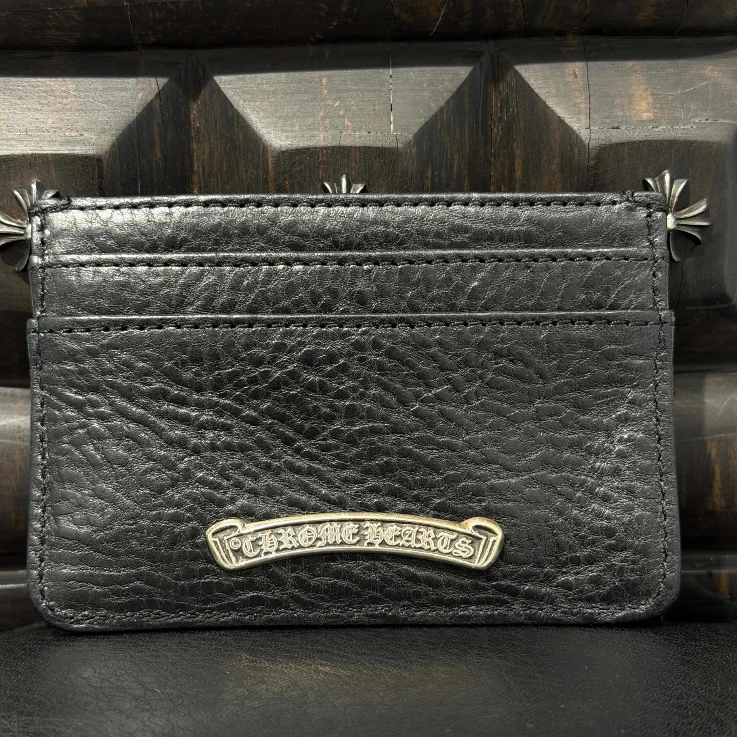 CHROME HEARTS Scroll Double Side Leather Card Case クロムハーツ スクロール ダブル側面 レザーカードケース 5隠し スクロールロゴプレート 黒いこと×しろがね色【260511】【新古品】