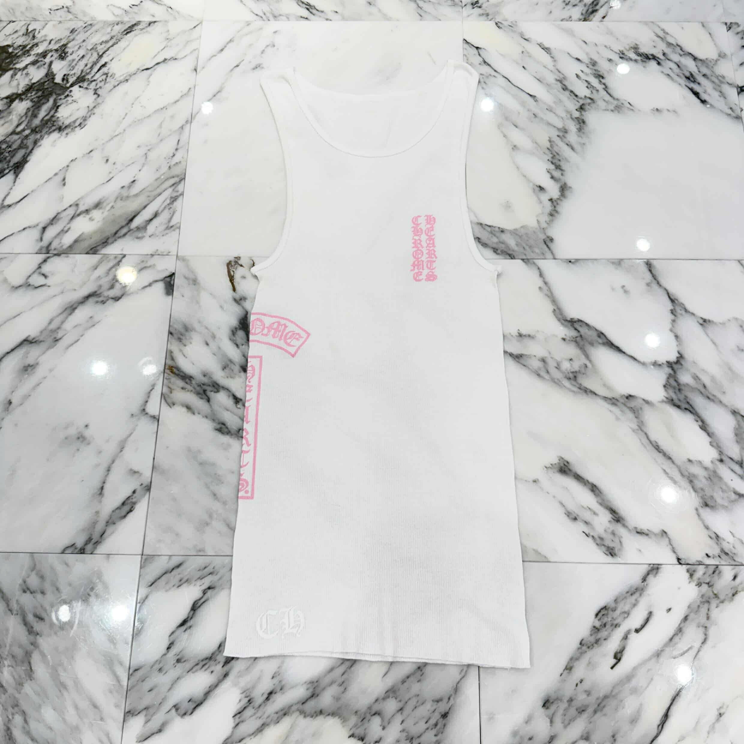 CHROME HEARTS 2025SS Vertical Side Logo Tank Top Size S クロムハーツ ヴァーティカル 傍えロゴタイプ 貯蔵タンクいの一番 スクロールロゴタイプ 刷り上げる 白いこと×サクラ色 大いさS【260512】【新古品】