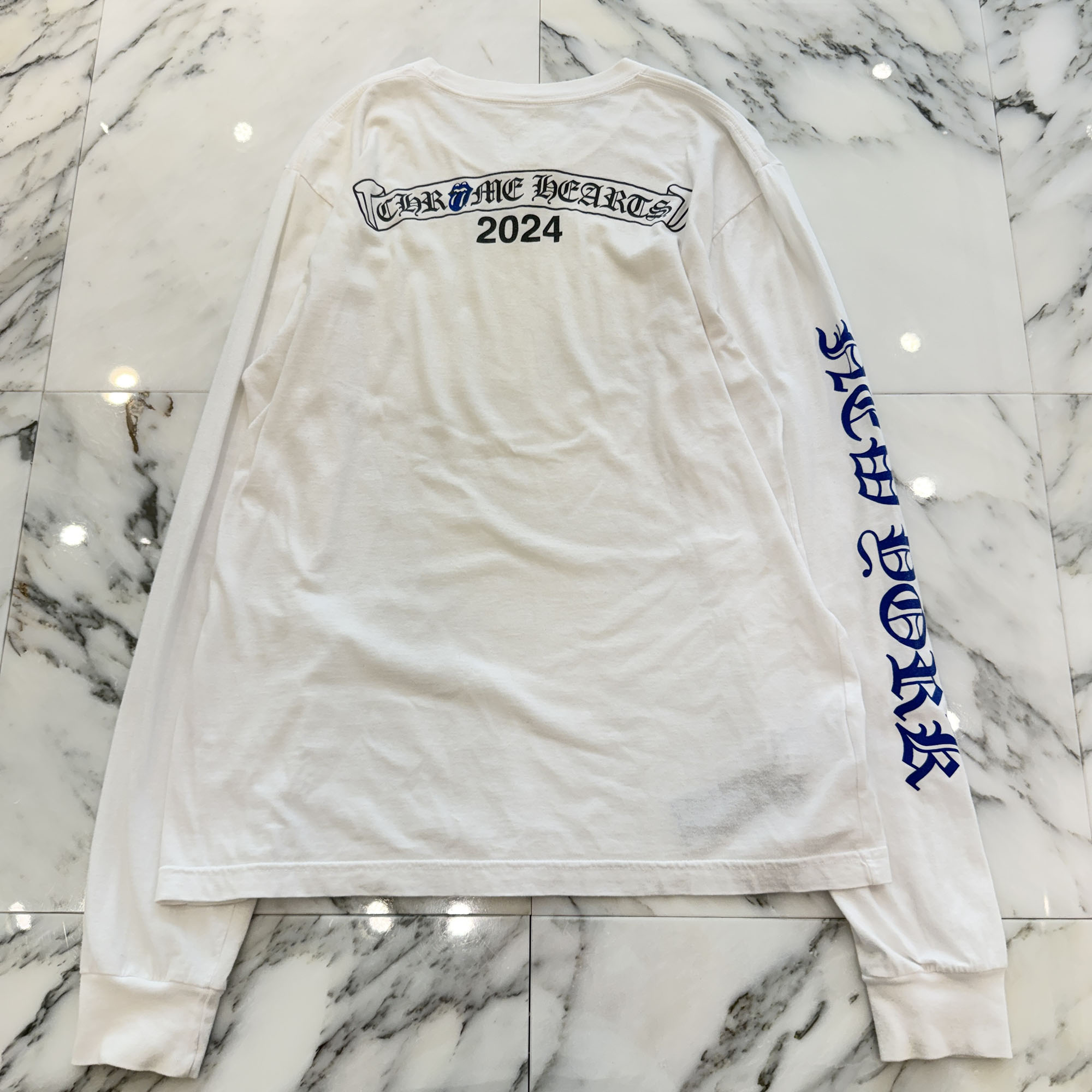 CHROME HEARTS × The Rolling Stones 2024SS Lip And Tan Neck Logo Back Scroll Long Sleeve Tee Size L クロムハーツ×ローリングストーンズ リップアンドタンネックロゴ バックスクロール ロングスリーブTシャツ ホワイト×ブラック×ブルー サイズL【260512】【中古-B】|メメントスオンライン店