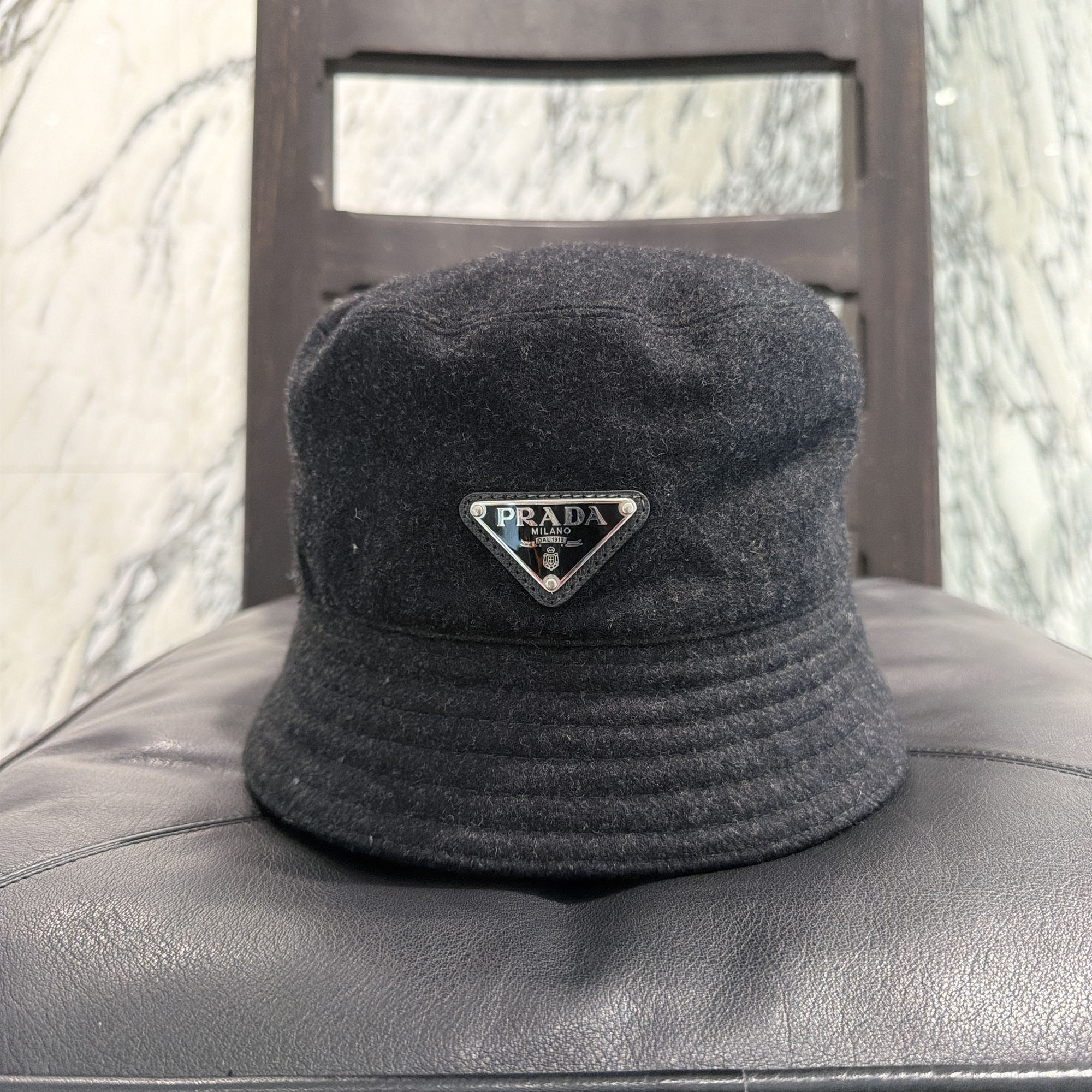 PRADA 2022AW Triangle Logo Plate Wool Bucket Hat 2HC137 1UMT Size L プラダ トライアングルロゴプレート 羊毛 井戸釣瓶かぶり笠 かぶり笠 トライアングルロゴプレート 黒いこと 大きさL【260513】【中古-B】