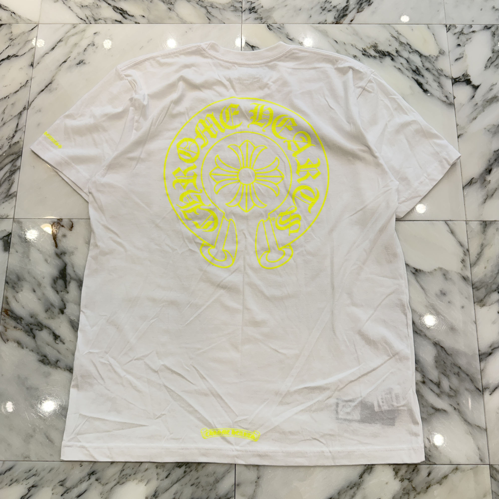 CHROME HEARTS Neon Yellow Horseshoe Tee Size L クロムハーツ ネオン黄色 馬沓 ティーシャツ 半袖カットソー 胸ポケ 袖ロゴタイプ スクロールロゴタイプ 白いこと×ネオン黄色 大きさL【260531】【新古品】