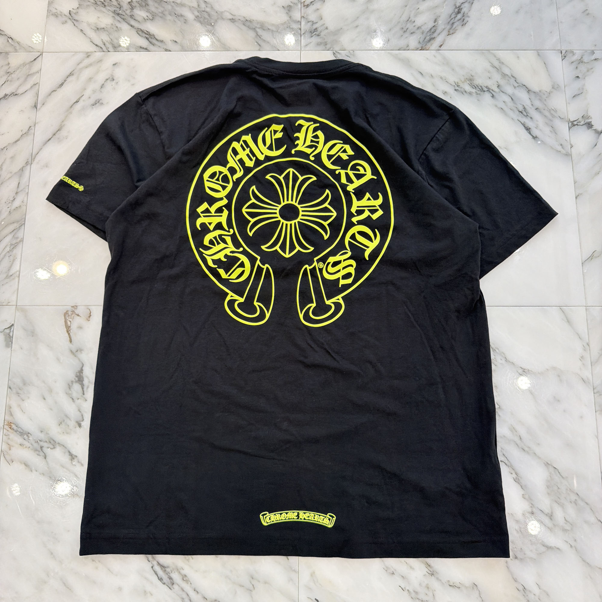 CHROME HEARTS Neon Yellow Horseshoe Tee Size L クロムハーツ ネオン黄色 馬沓 ティーシャツ 半袖カットソー 胸ポケ 袖ロゴタイプ スクロールロゴタイプ 黒いこと×ネオン黄色 大きさL【260602】【新古品】