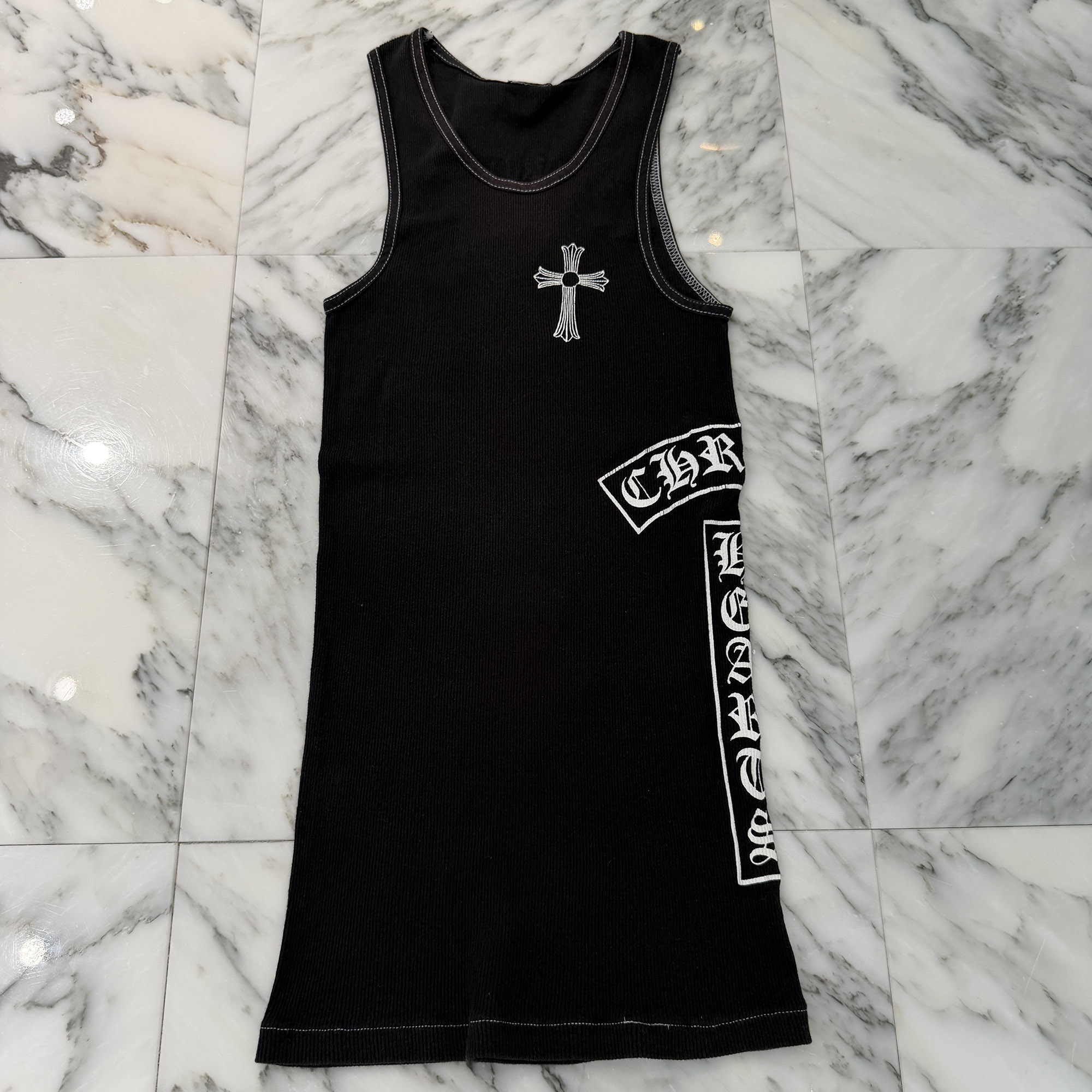 CHROME HEARTS Vertical Side Logo Cross Print Tank Top クロムハーツ ヴァーティカル 側面ロゴタイプ クロ駛走 貯蔵タンクとっ始め スクロールロゴタイプ T 赤ちょうちん ヴァーティカルロゴ FUCK YOU 黒いこと×白いこと【260516】【中古-B】