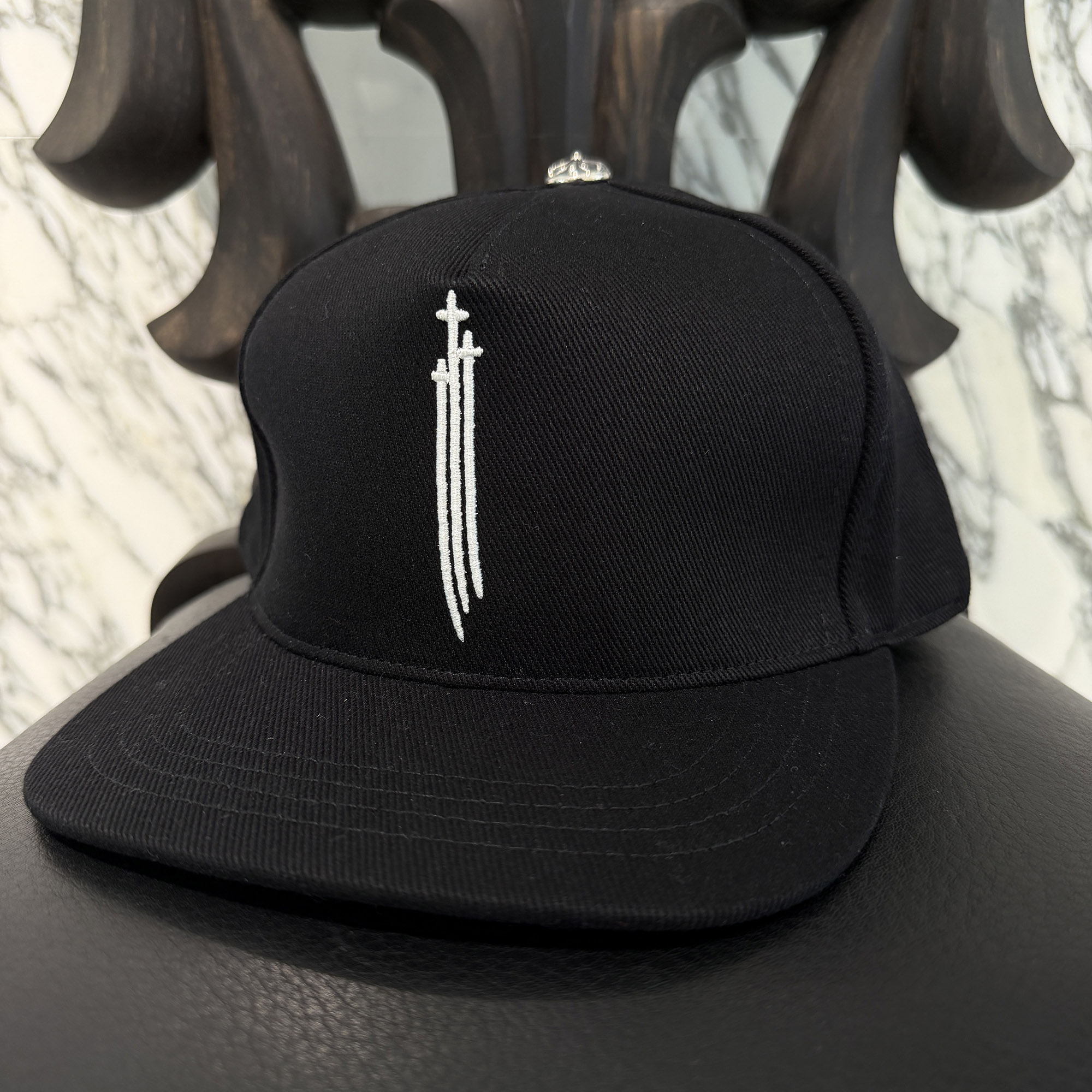CHROME HEARTS RS3 Cross Embroidery Trucker Cap Size ONE SIZE (51-61) クロムハーツ RS3 クロス刺繍 トラッカーキャップ 帽子 ロゴ刺繍 クロスボール ブラック×ホワイト サイズONE SIZE (51-61)【260516】【新古品】|メメントスオンライン店
