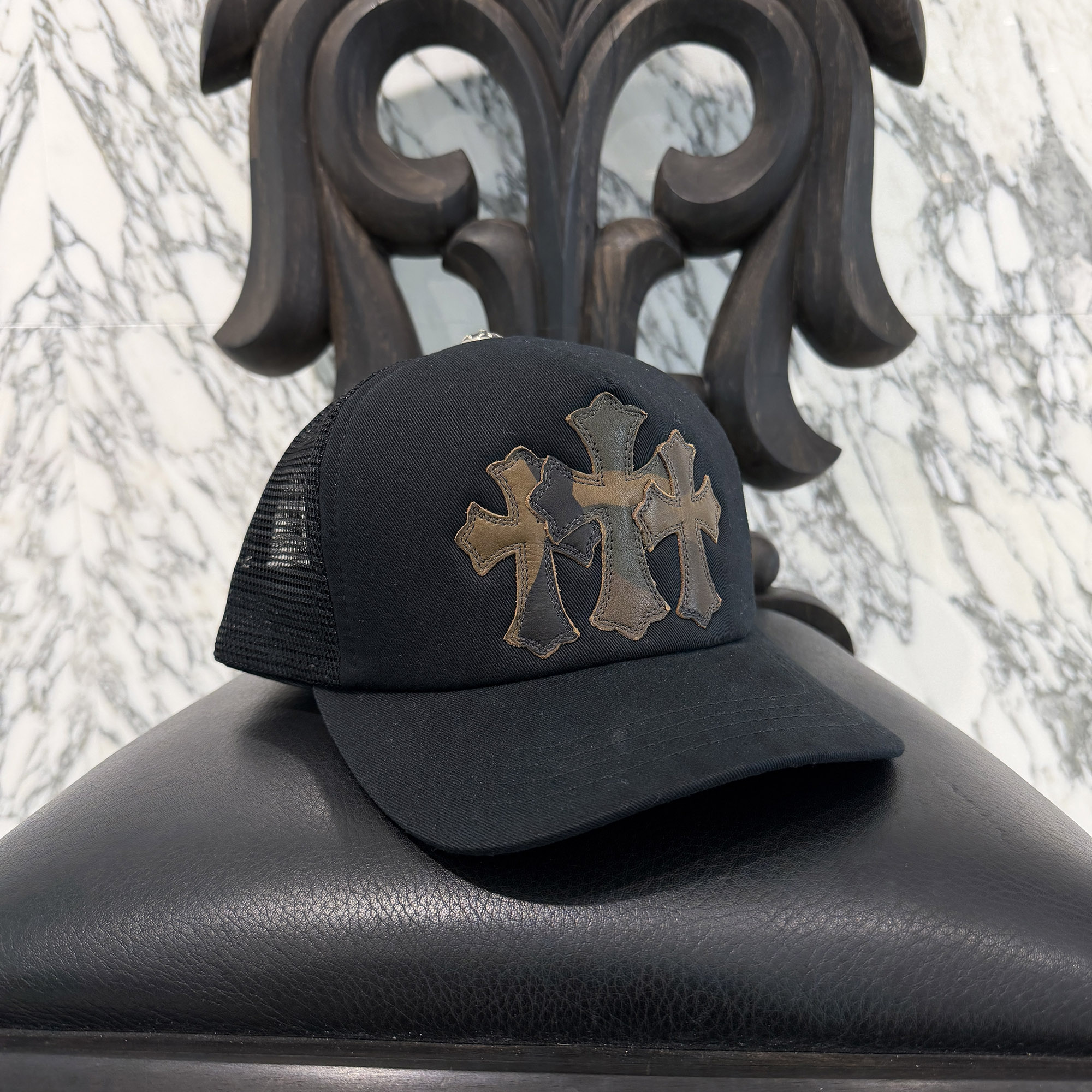 CHROME HEARTS Camo Triple Cross Leather Patch Trucker Cap ONE SIZE (51-61) クロムハーツ カモ トリプルクロス レザーパッチ トラッカーキャップ メッシュキャップ 帽子 クロスパッチ 迷彩柄 ブラック&times;カモフラージュ サイズONE SIZE (51-61)【260623】【中古-A】｜メメントスオンライン店