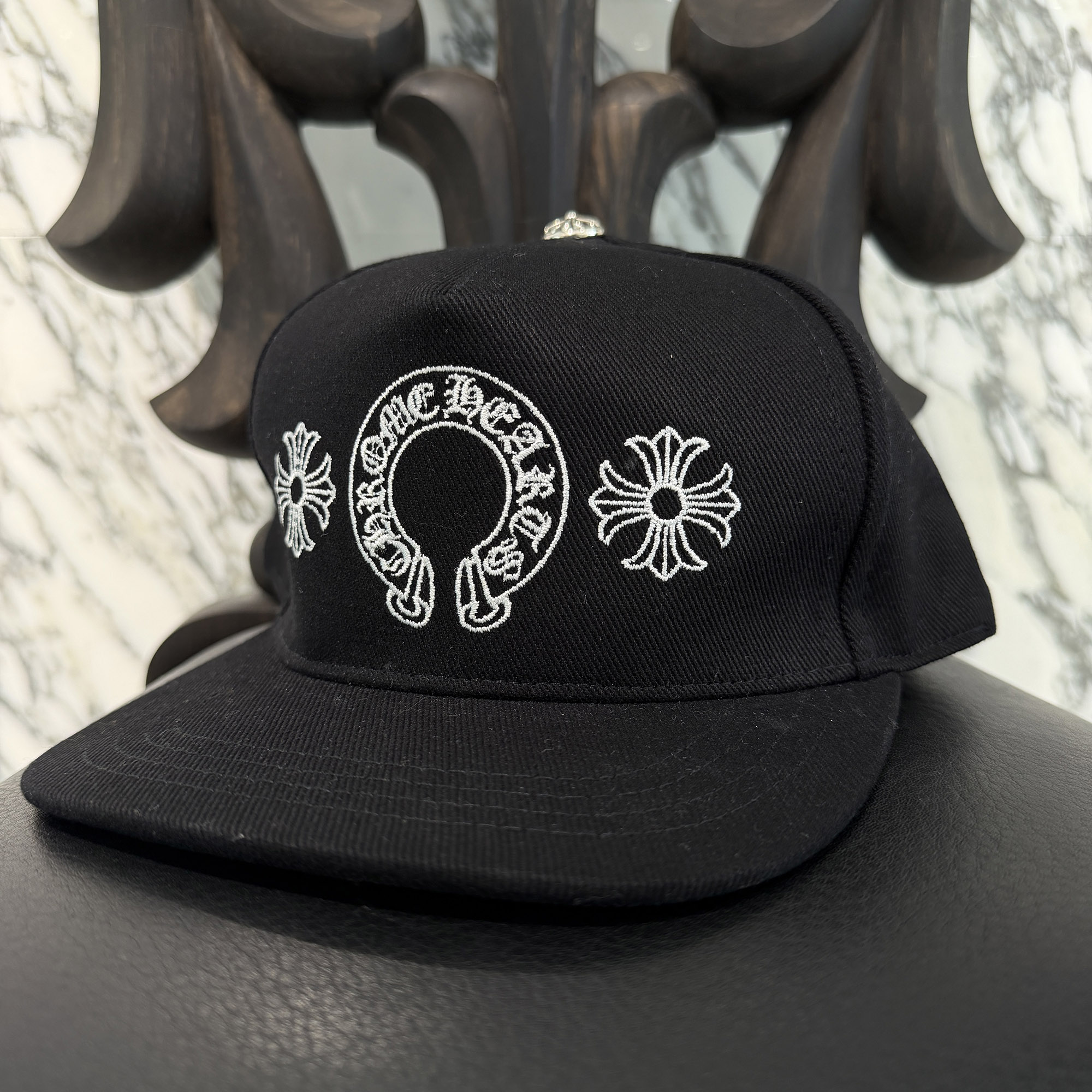CHROME HEARTS CH Plus Horseshoe Embroidery Baseball Cap Size ONE SIZE（51-61）クロムハーツ CHつけ加える 馬沓 刺しゅう 野球 旗がしら トラッカーキャップ スクロールロゴタイプ刺しゅう 黒いこと×白いこと 大きさONE SIZE（51-61）【260607】【新古品】