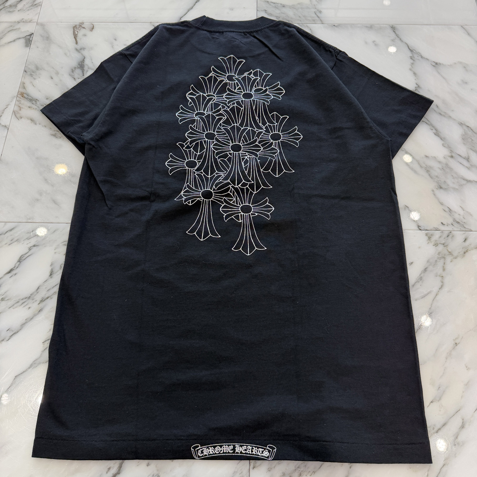 CHROME HEARTS Horseshoe Back Cemetery Cross Print Tee Size M クロムハーツ 馬沓 バックセメタリークロスプリント ティーシャツ 半袖カットソー 年寄りのCr スクロールロゴタイプ FUCK YOU 黒いこと×シルバーグリッター 大きさM【260518】【中古-A】