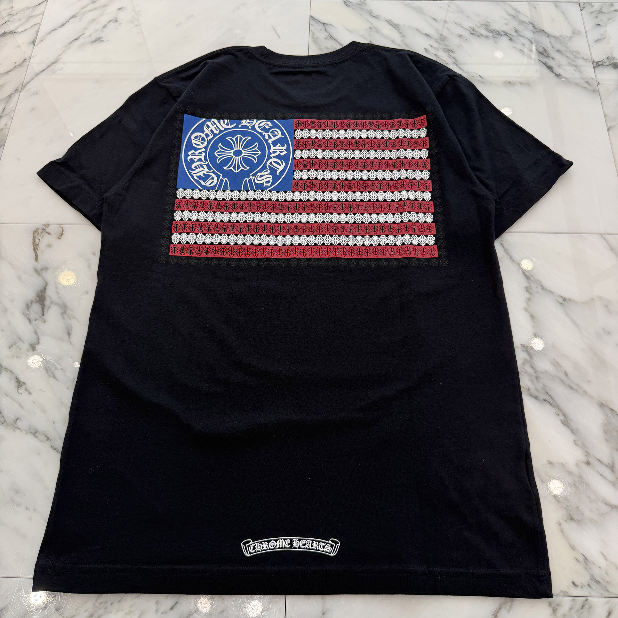 CHROME HEARTS American Flag Scroll Logo Tee Size S クロムハーツ 亜米利加少尉 スクロールロゴタイプ ティーシャツ 半袖カットソー星条旗 ダガー 黒いこと×赤いこと×青碧×白いこと 大きさS【260522】【新古品】