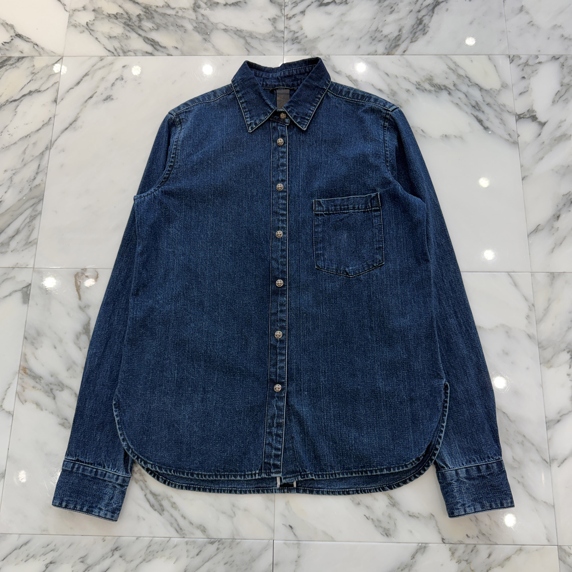 CHROME HEARTS Y NOT Loose Ends Leather Cross Patch Denim Shirt Size L クロムハーツ ワイ航空マイル ルーズエンド レザークロスパッチ ジーンズプルオーバー なめし革継ぎ切れ クロスボールボタン CHつけ加える しろがね色925 インディゴ×黒いこと 大きさL【260518】【中古-A】
