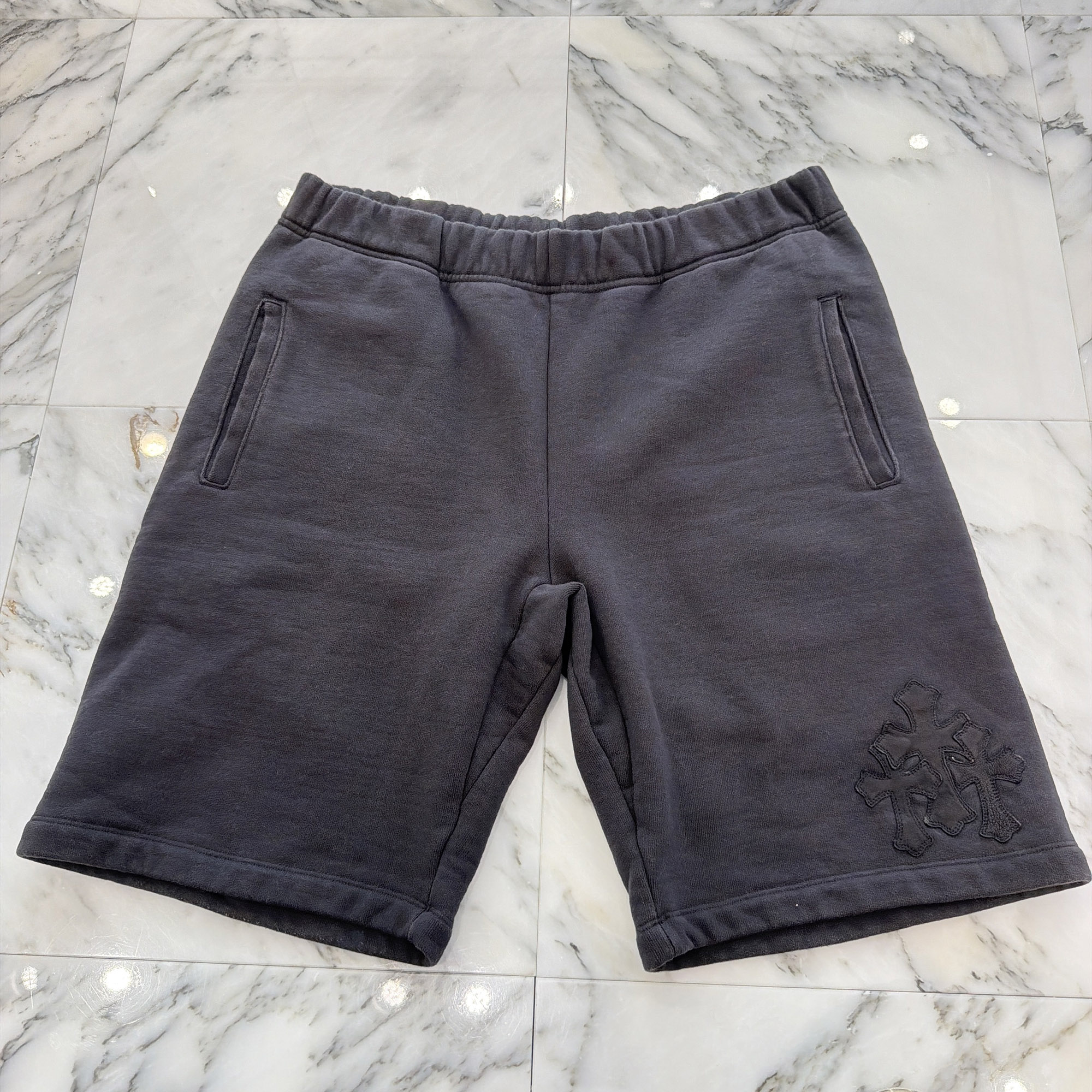 CHROME HEARTS Y NOT 3 Cemetery Cross Patch Sweat Shorts Size L クロムハーツ ワイ航空マイル 3セメタリークロスパッチ スウェットショーツ 二分の一ズボン下 なめし革継ぎ切れ 黒いこと薄墨色 大きさL【260519】【中古-B】
