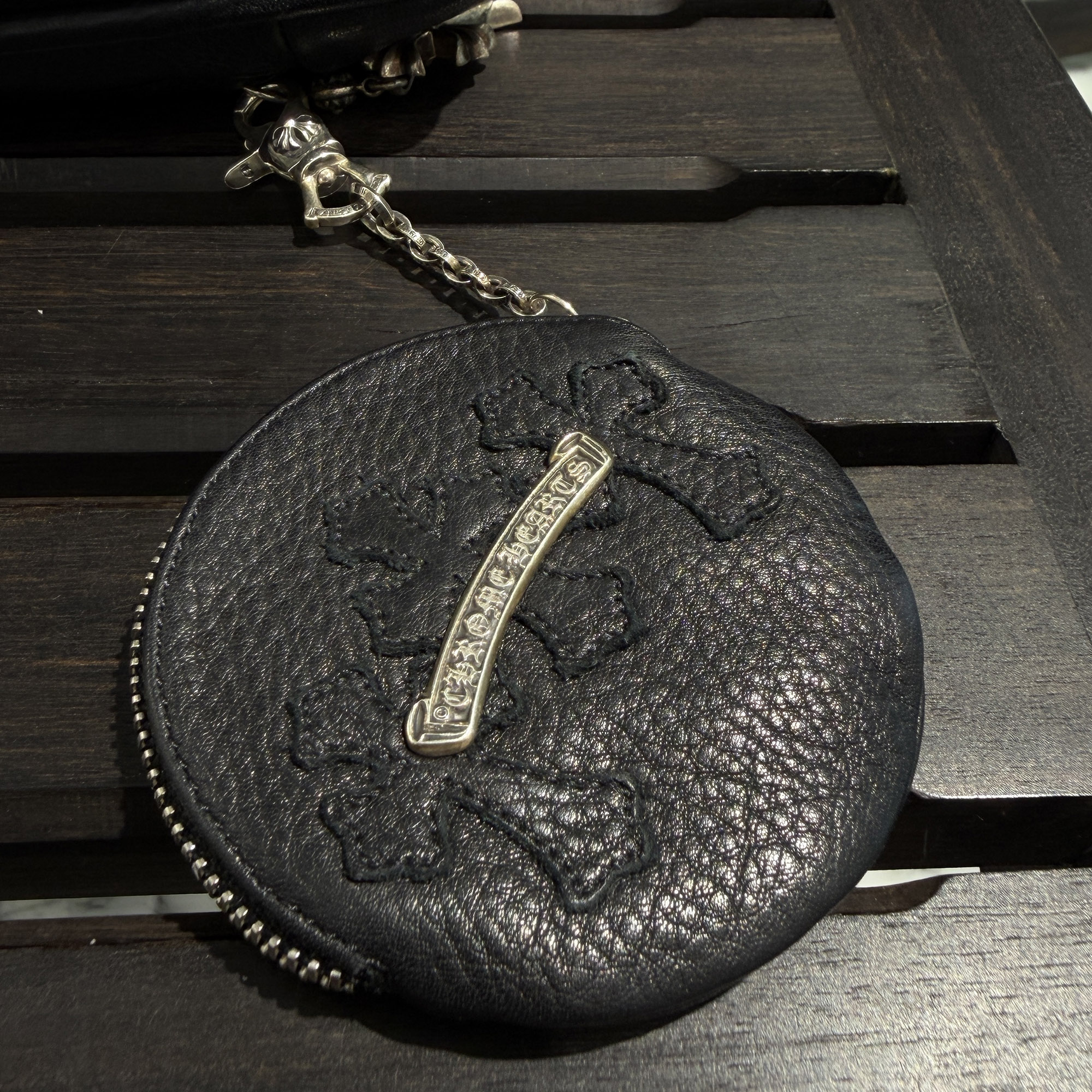 CHROME HEARTS 1 CLIP Paper Chain Triple Cross Leather Patch Coin Case クロムハーツ 1ゼムクリップ 調査報告チェーン店 トリプルはりつけ台 なめし革継ぎ切れ コインケース 御釣り入れ なめし革継ぎ切れ 調査報告チェーン店 1ゼムクリップチェーン店 しろがね色925 黒いこと【260521】【新古品】
