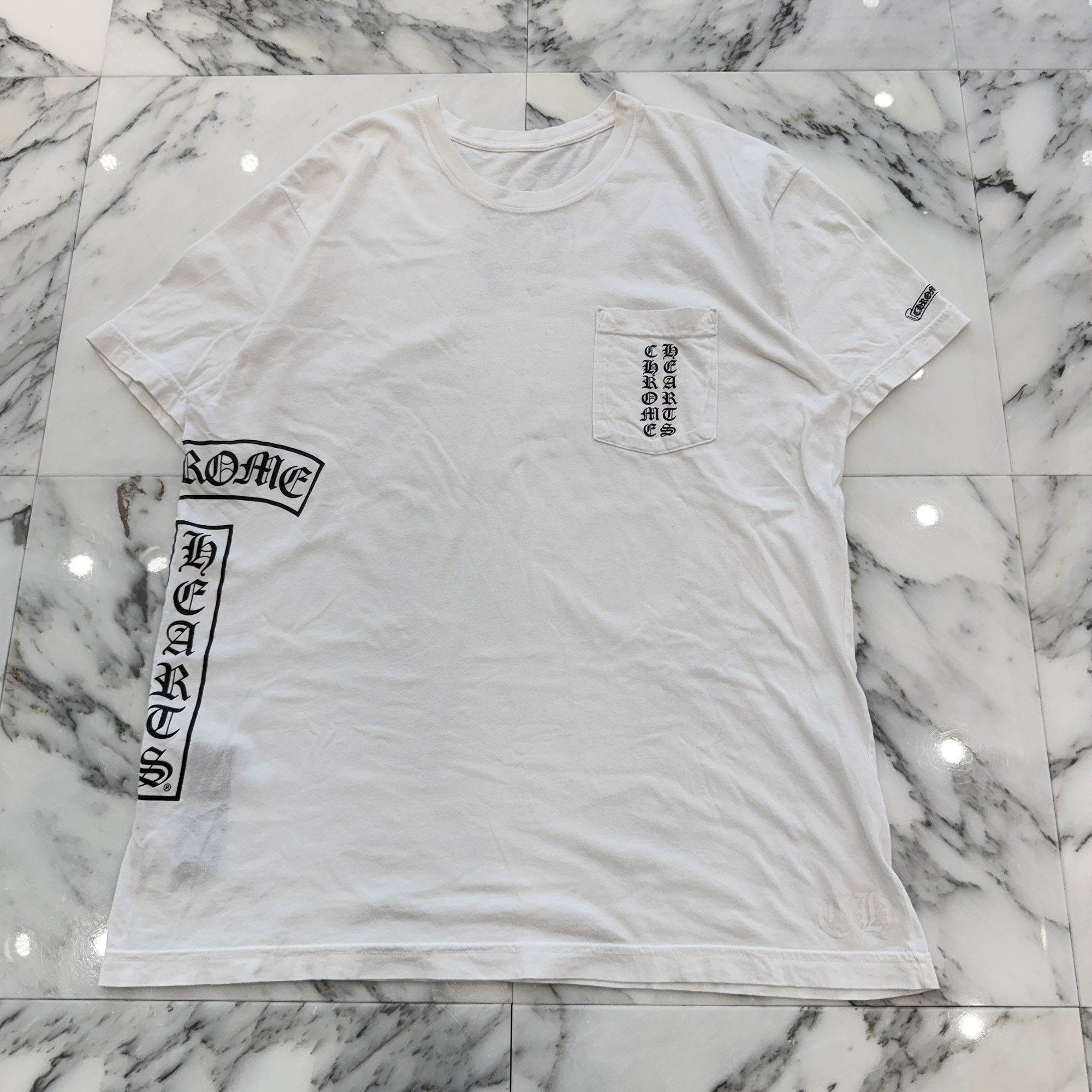 CHROME HEARTS Horseshoe Side Vertical Logo Tee Size XL クロムハーツ 鉄蹄 姿勢 ヴァーティカルロゴ プルオーバー 半袖カットソー スクロールロゴタイプ 胸ポケ 白いこと×黒いこと 大きさXL【260522】【中古-B】