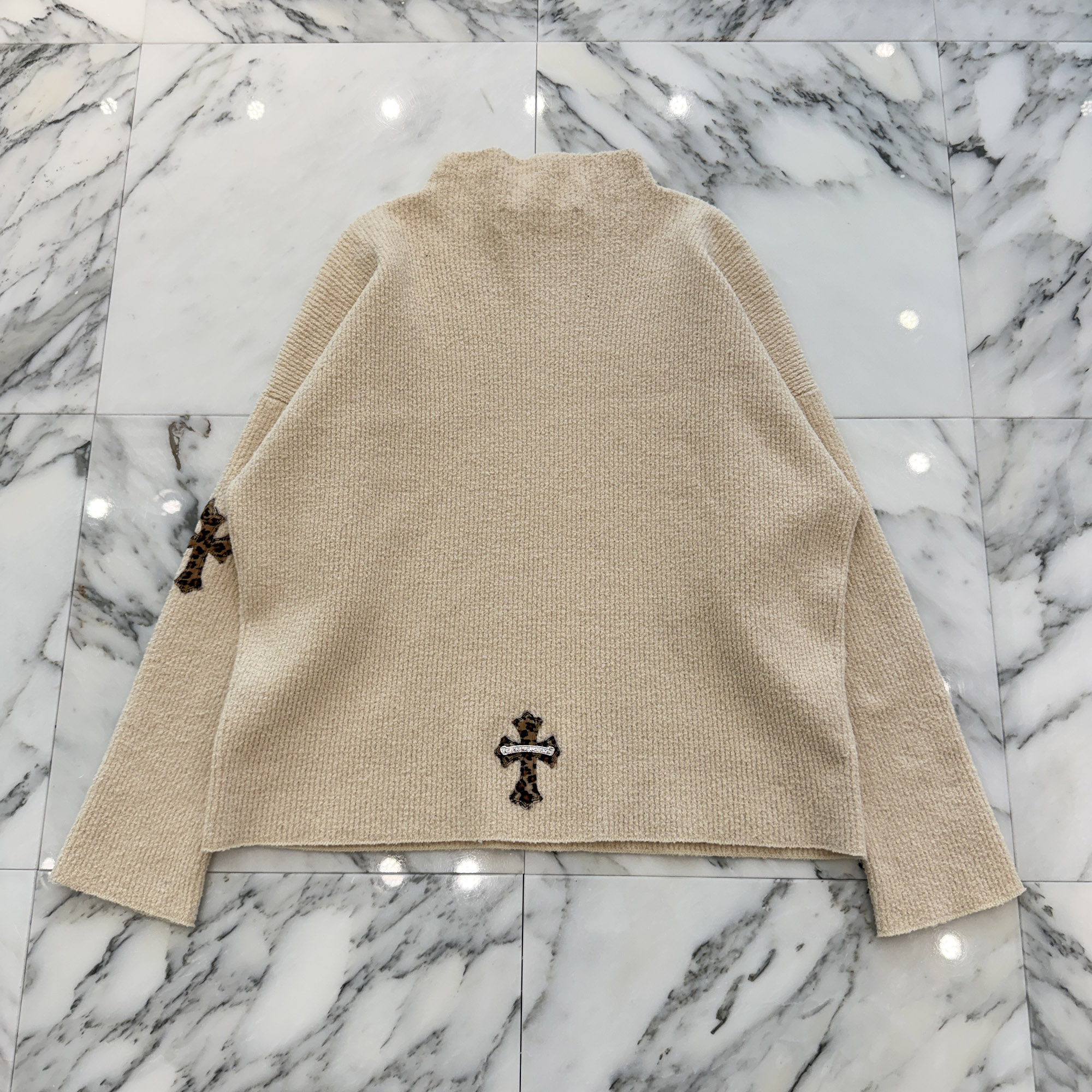 CHROME HEARTS YNOT Leopard Harako Leather Cross Patch High Neck Knit Sweater Size XSM/SML クロムハーツ ワイ航空マイル レオパード ハラコレザークロスパッチ ハイネック 編み物プルオーバー カーフスキン ヒョウ柄 象牙色 大きさXSM/SML【260522】【中古-A】