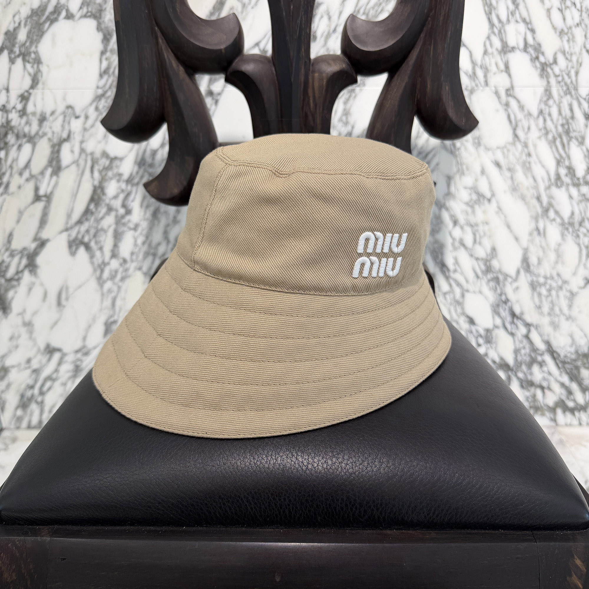 MIU MIU 2024SS Bucket Drill Hat 5HC341 2DXI Size M ミュウミュウ 井戸釣瓶 せん孔機かぶり笠 バケハ かぶり笠 ロゴタイプ刺しゅう 綿織物原料品 レディース大いさ ベージュ×白いこと 大いさM【260522】【中古-A】