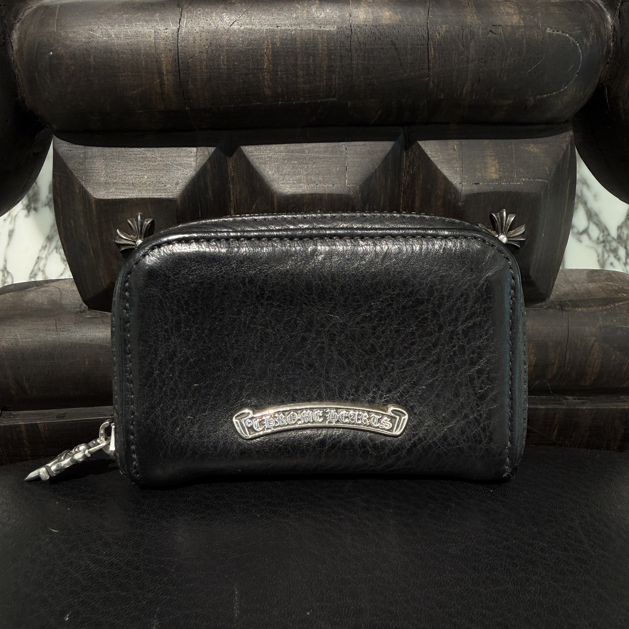 CHROME HEARTS Round Zip Leather Coin Case クロムハーツ ラウンドジップ なめし革コインケース 釣り銭入れ なめし革コインケース スクロールロゴプレート しろがね色925 黒いこと【260523】【中古-A】