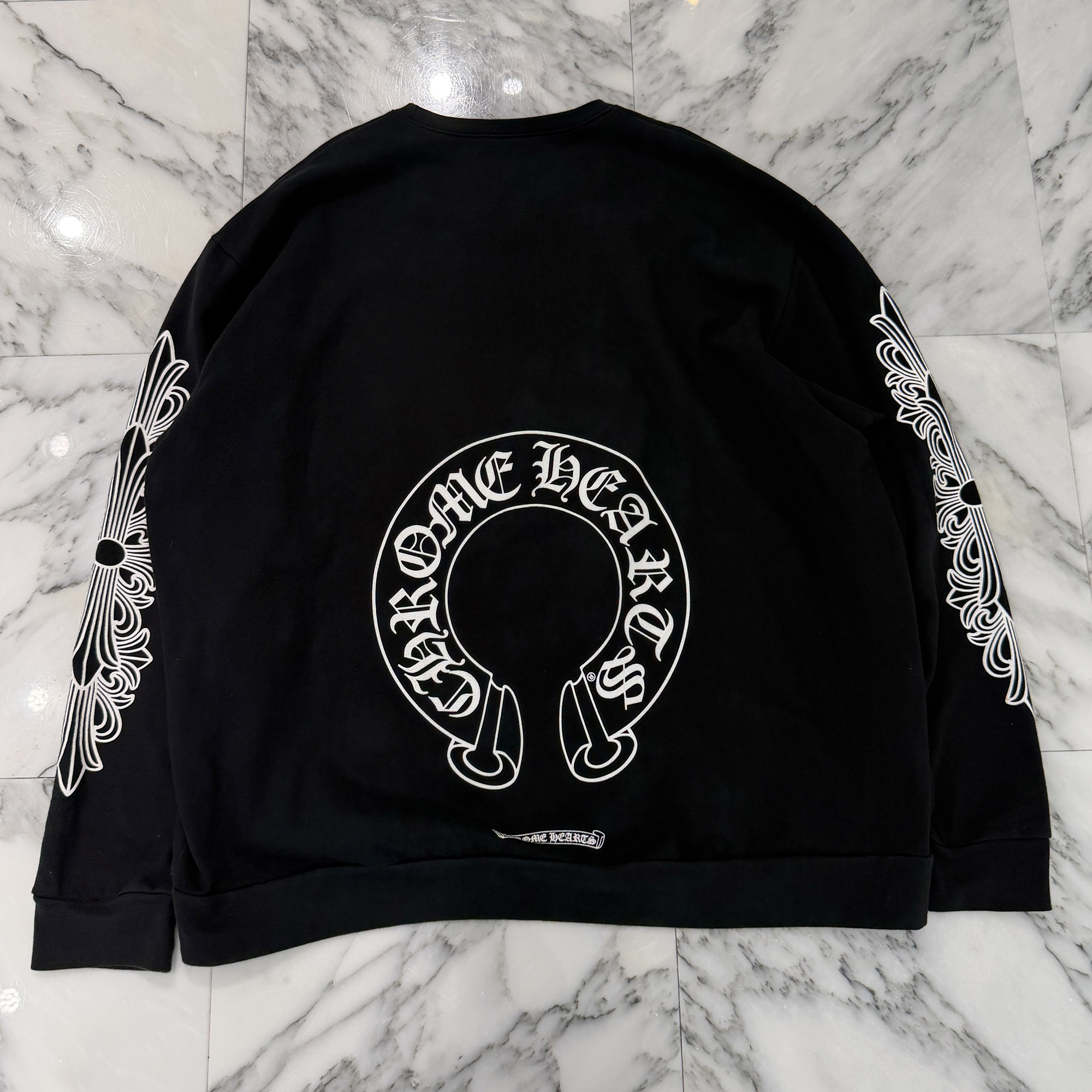 CHROME HEARTS Floral Cross Horseshoe Crewneck Sweat Shirts Size XXL クロムハーツ フローラルクロス 鉄沓 労働者の一団のど首 トレーナー 調教師 袖刷り上げる スクロールロゴタイプ 黒いこと×白いこと 大きさXXL【260524】【中古-B】