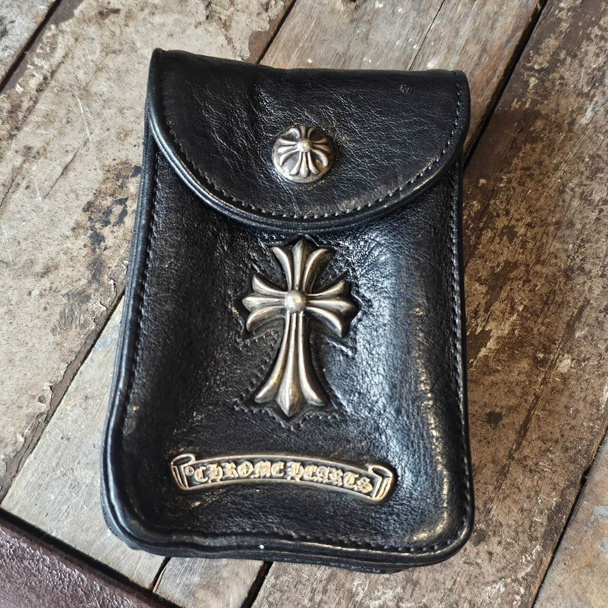 CHROME HEARTS Belt Pouch Small CH Cross Cigarette Case クロムハーツ ルトポーチ スモール CH はりつけ台 紙巻きタバコ容れもの 合切袋 なめし革合切袋 紙巻きタバコ容れもの 紙巻きタバコ入れ スモールはりつけ台 クロスボールボタン しろがね色925 黒いこと×しろがね色【260526】【中古-A】