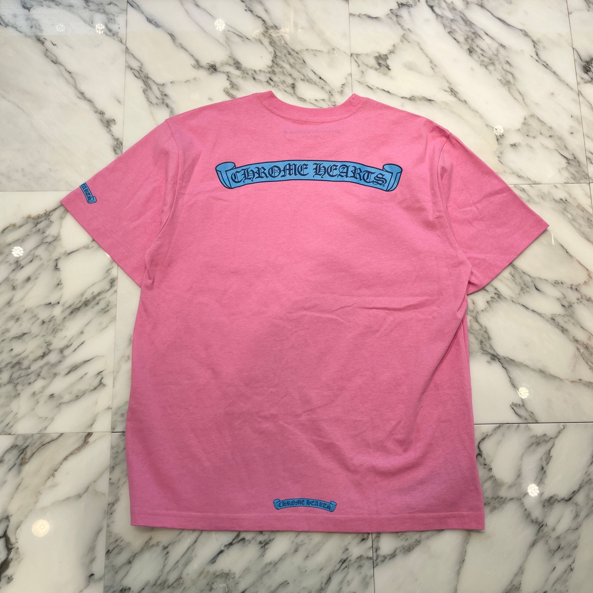 CHROME HEARTS That Group Back Scroll Tee Size L クロムハーツ ザットグループ バックスクロール ティーシャツ 半袖カットソー ポケT 袖ロゴタイプ さくら色×青碧 大きさL【260526】【中古-A】