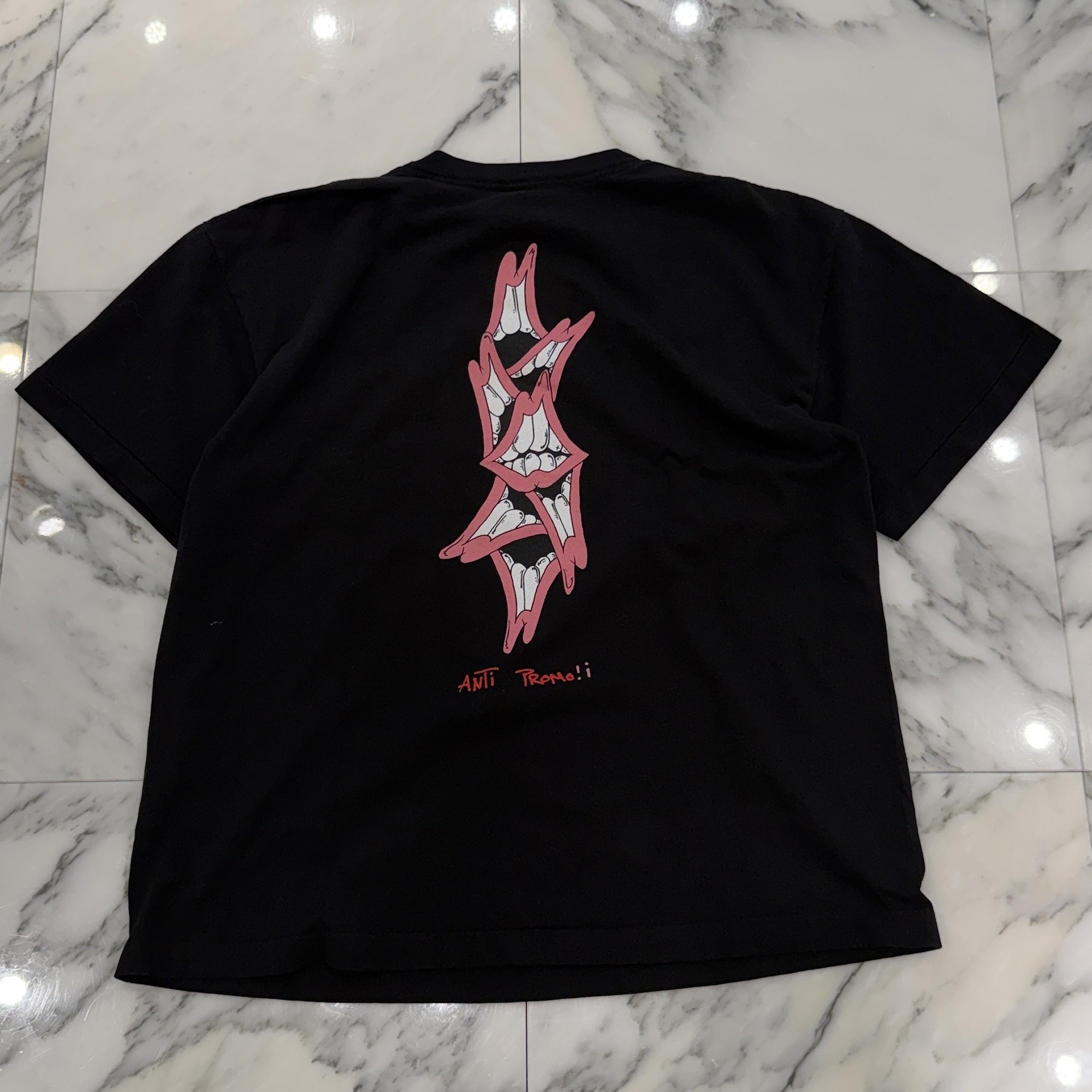 MATTY BOY ANTI PROMO \"Chomper\"" Tee Size M マッティボーイ アンチプロモ \""チョンパー\"" プルオーバー 半袖カットソー 胸衣嚢 ロゴタイプ刷り上げる 小間絵刷り上げる チョンパープリント 黒いこと 大きさM【260527】【新古品】"