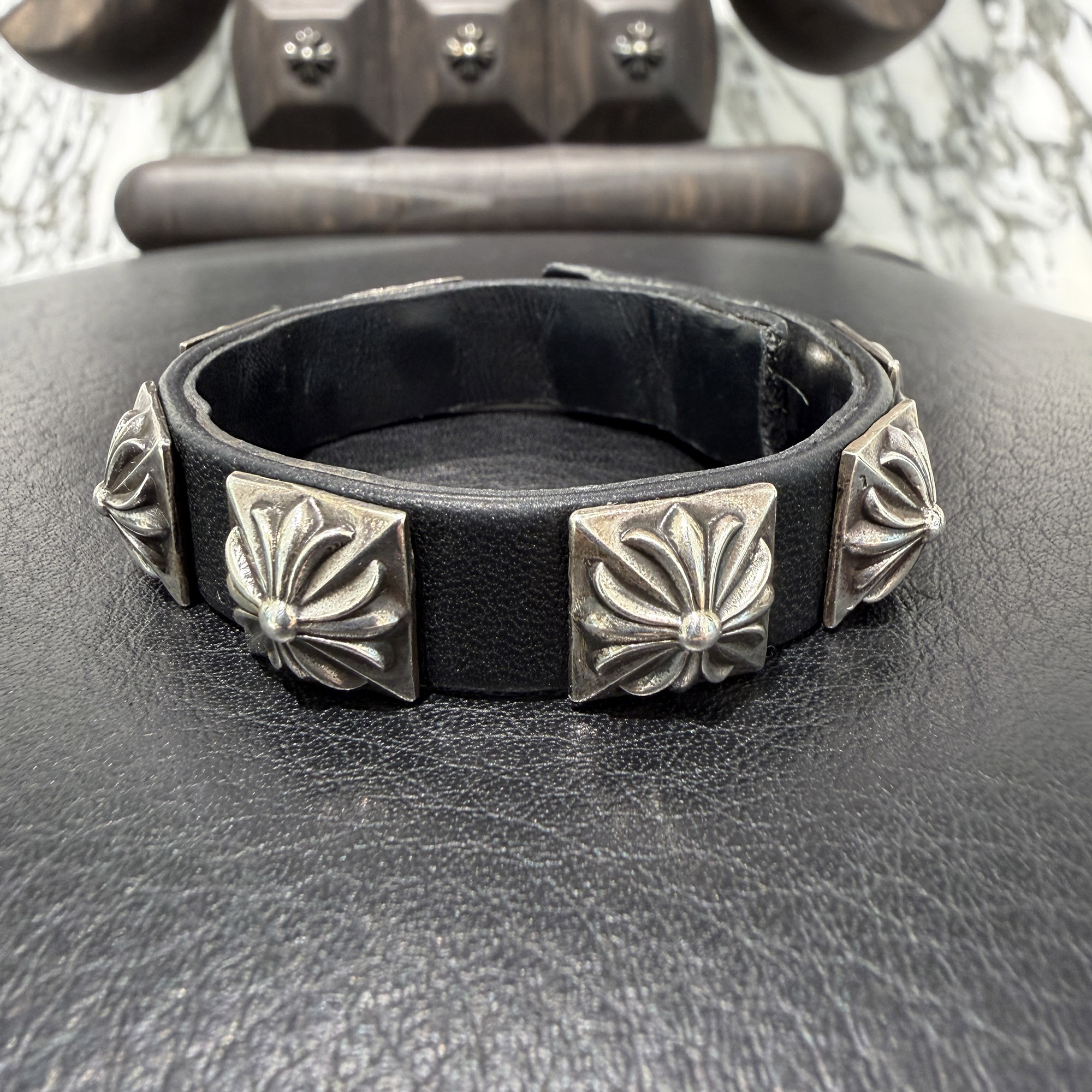 CHROME HEARTS Zero Pyramid Studs 1BTN 2SNP Leather Bracelet クロムハーツ ゼロピラミッドスタッズ 1名取り草 2隙間 なめし革腕輪 佩び物 CH足し加える ホースシューボタン 黒いこと×しろがね色【260527】【中古-A】