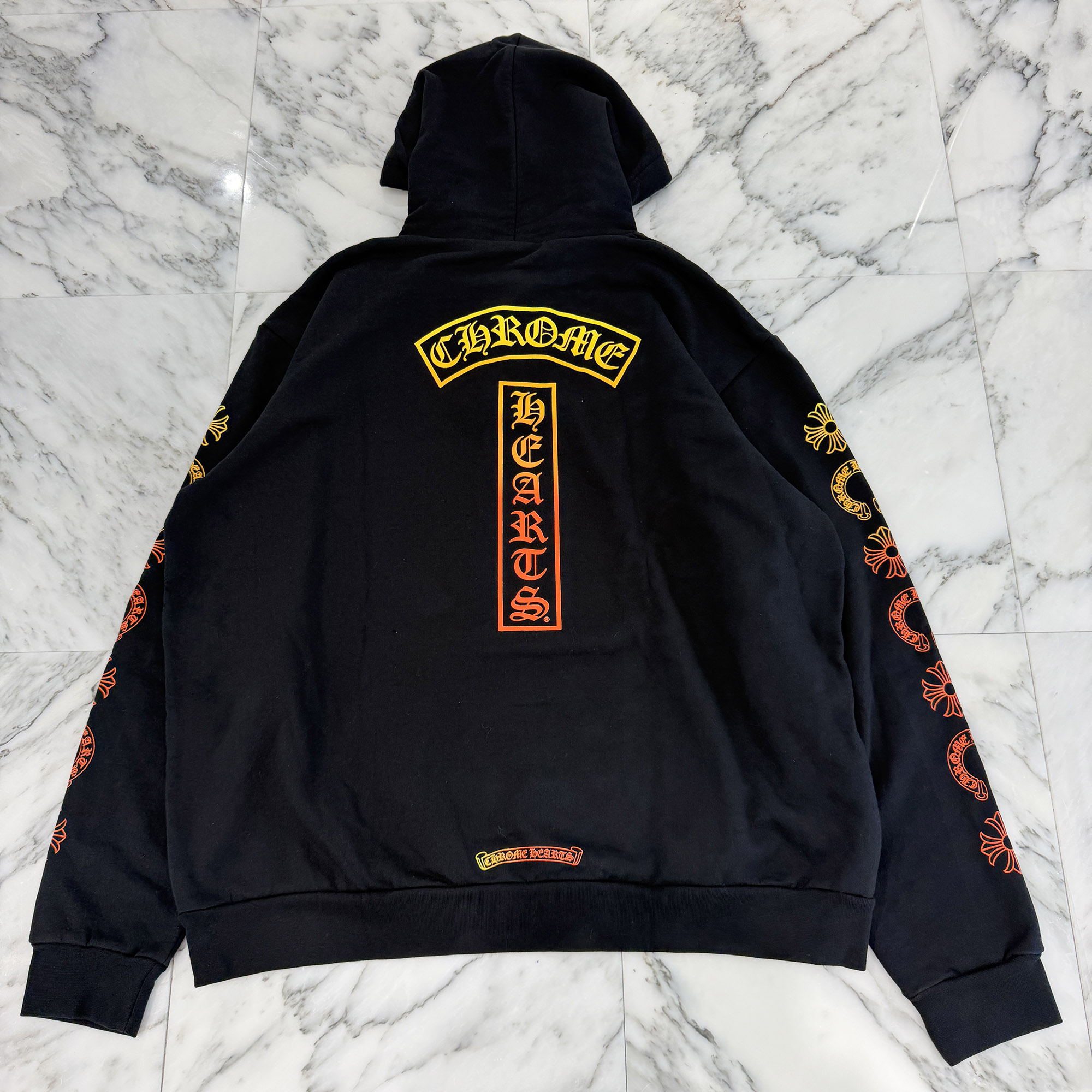 CHROME HEARTS Gradient Vertical Logo Print Pullover Hoodie Size XL クロムハーツ グラデーション イングリッシュレタープリント プルオーバーフーディー ティーシャツパーカー 袖ロゴタイプ 黒いこと×マルチ色合い 大きさXL【260528】【中古-A】