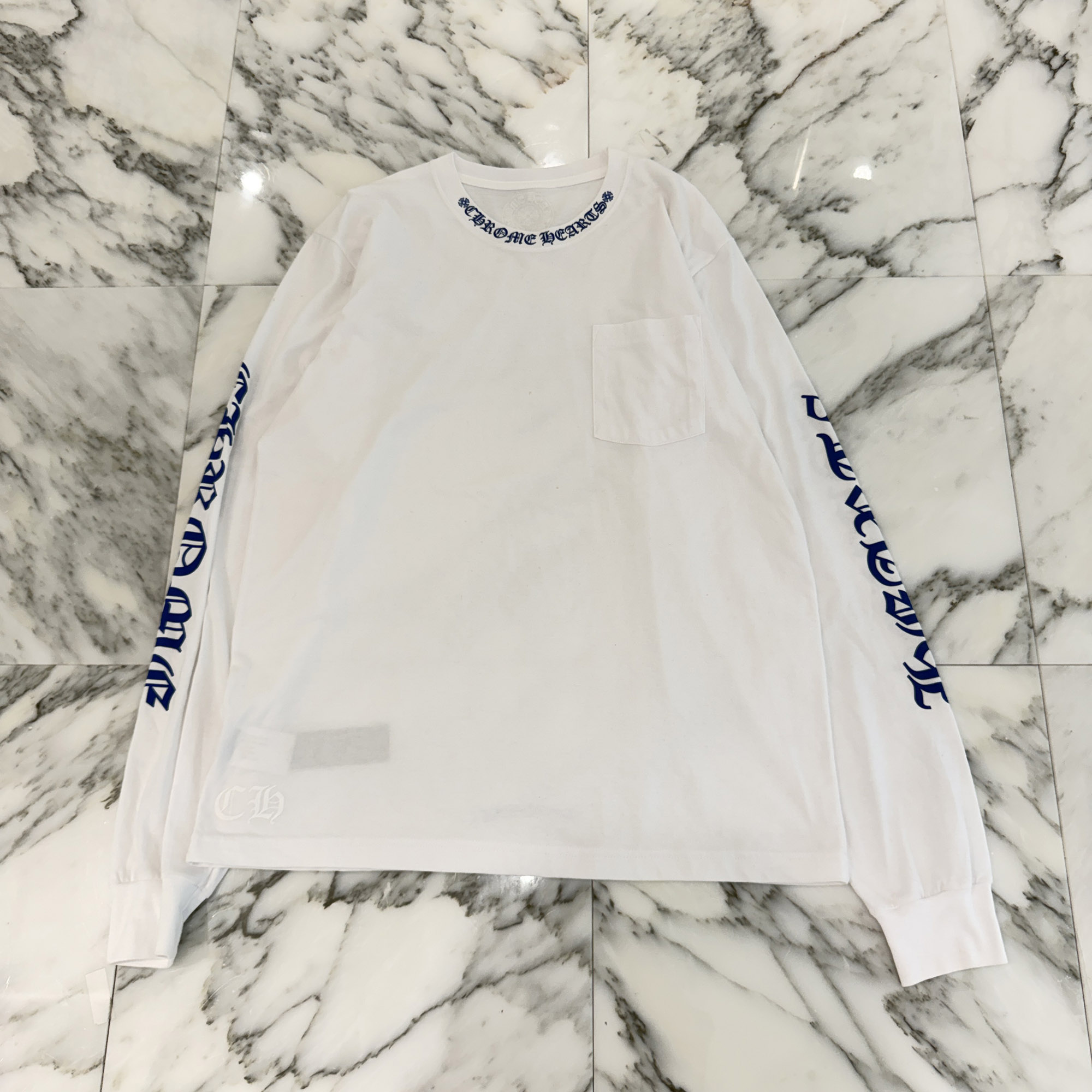 CHROME HEARTS Old English Neck Logo Long Sleeve Tee Size L クロムハーツ 年寄りのイングリッシュ のど頚ロゴタイプ ネオン青味 ロング衣手 プルオーバー 長袖カットソー ロンT 胸衣嚢 袖ロゴタイプ 白いこと×青味 大きさL【250528】【中古-B】