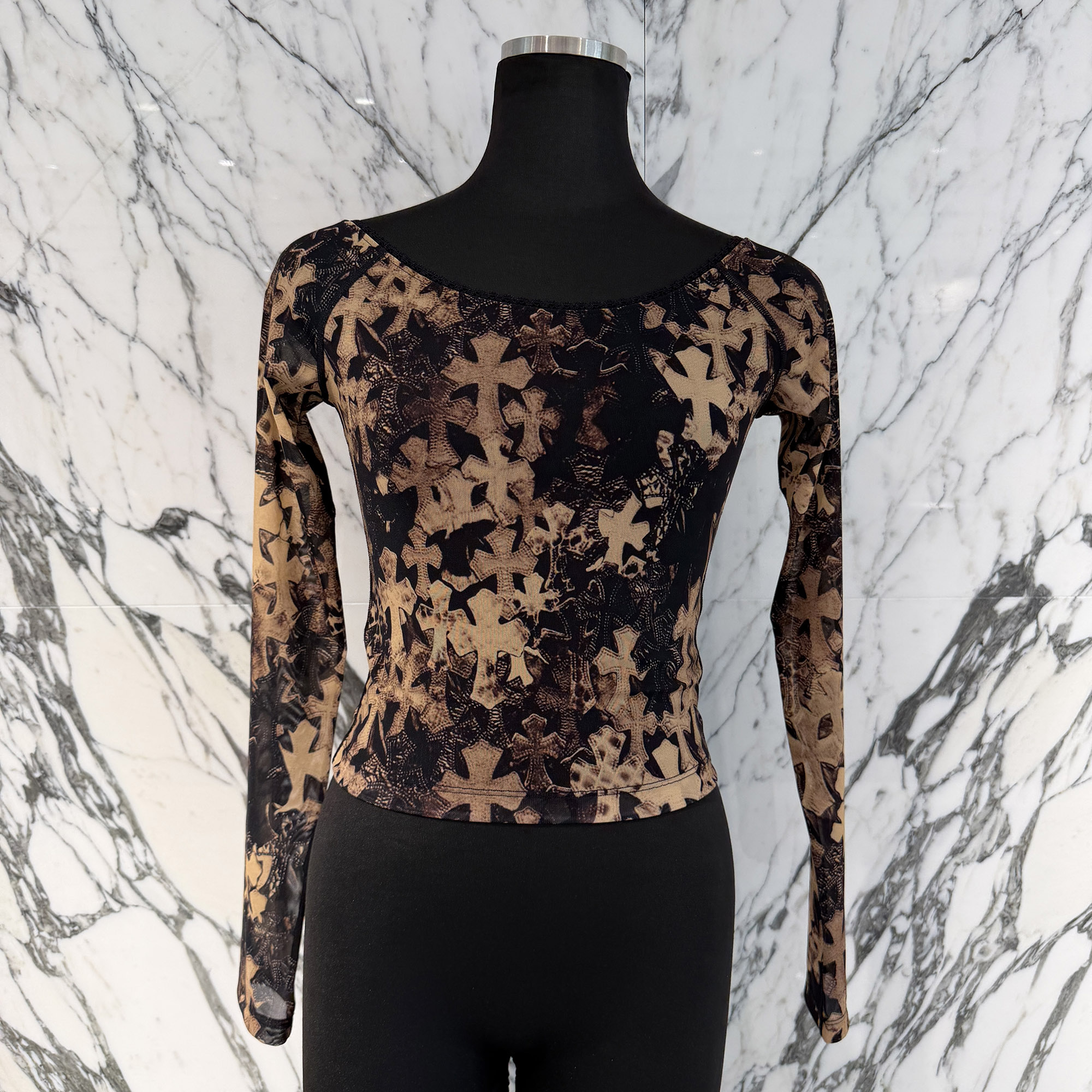 CHROME HEARTS Off Shoulder Cemetery Cross Sheer Long Sleeve Tee Size S クロムハーツ オフショルダー セメタリークロス シアー ロング捩りＴシャツ 長袖カットソー ロンT クロスパッチデザイン総柄 レディースCr ベージュ×黒いこと 大きさS【260610】【新古品】