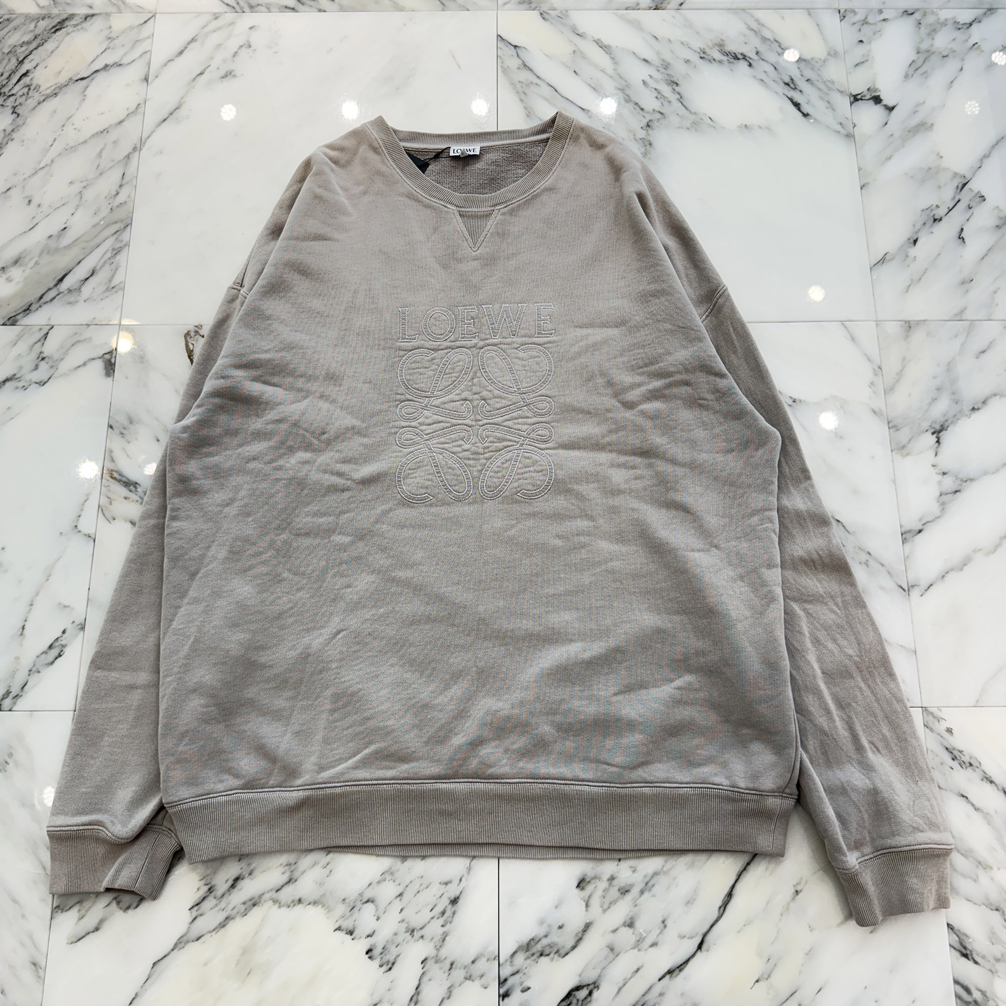 LOEWE 2025SS Anagram Logo Embroidered Sweatshirt H526Y24X58 Size L ロエベ アナグラムロゴ刺しゅう トレイナー 調教師 ロゴタイプ刺・墸 刺・墸ロゴタイプ アナ瓦 向こう正面ロゴタイプ 薄墨色×白いこと 大きさL【260529】【中古-A】
