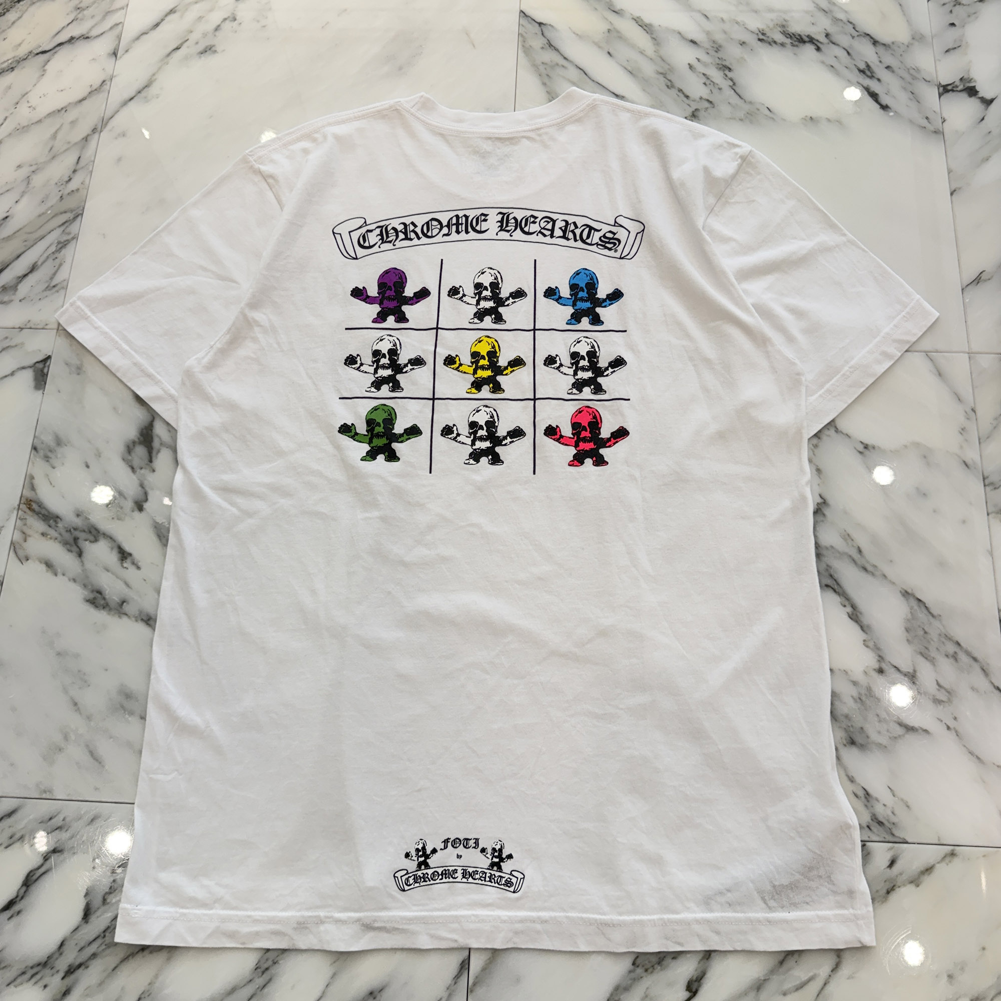 CHROME HEARTS 2025SS FOTI HARRIS Tee Size L クロムハーツ フォティ ハリス ティーシャツ 半袖カットソー スカル画題 スクロールロゴタイプ 虹霓 白いこと×マルチ色つや 大きさL【260529】【中古-A】