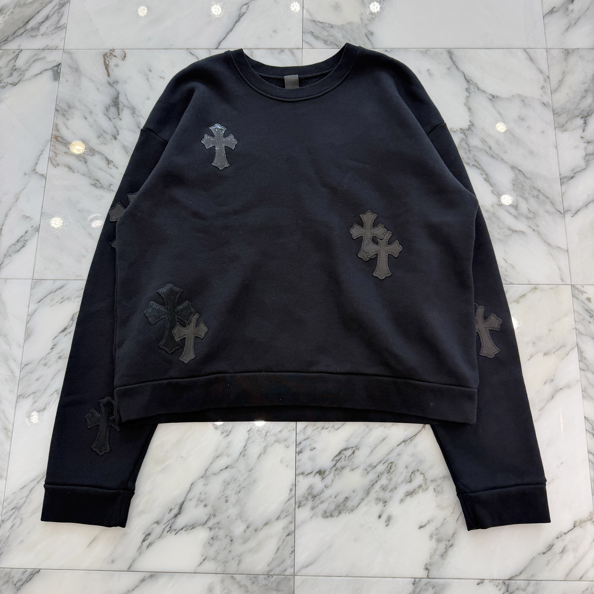 CHROME HEARTS Y NOT Multi Leather Cross Patch Sweatshirt Size M クロムハーツ ワイ航空マイル マルチレザークロスパッチ トレイナー クルーネックトレーナー ハラコレザー 専売特許なめし革 はりつけ台継ぎ切れ クロップド丈 黒いこと 大きさM【260529】【新古品】