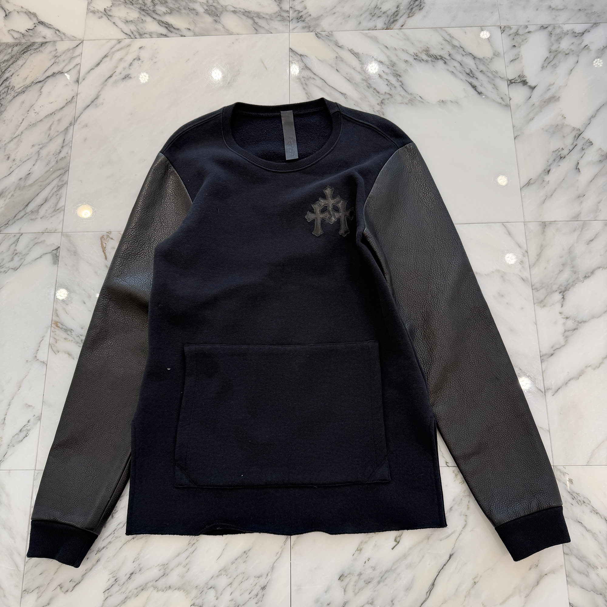 CHROME HEARTS Y NOT Cemetery Cross Leather Patch Arm Leather Sweat Shirt Size S クロムハーツ ワイ航空マイル セメタリークロス なめし革継ぎ切れ 手なめし革 トレイナー 調教師 原料品うつり変わり 裾カットオフ 年寄りのCr 黒いこと 大きさS【260529】【中古-B】