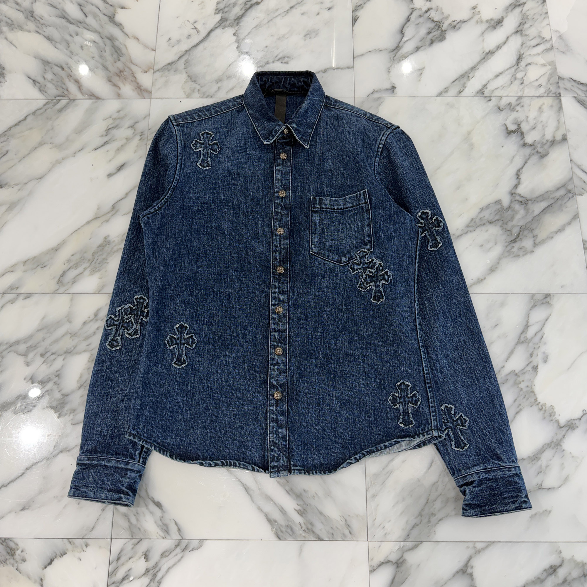 CHROME HEARTS Y NOT Denim Cross Patch Shirt Jacket Size M クロムハーツ ワイ航空マイル デニムクロスパッチ プルオーバー上衣 ジーンズプルオーバー クロスボールボタン はりつけ台継ぎ切れ ウォッシュ工業 インディゴ 大きさM【260529】【中古-A】