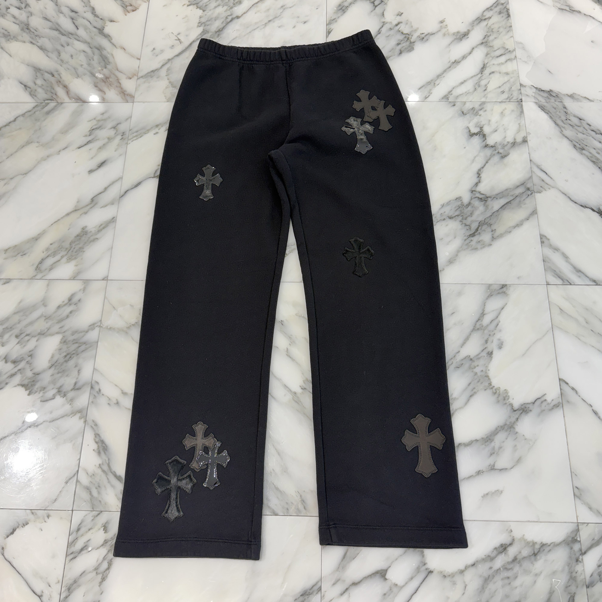 CHROME HEARTS Y NOT Multi Leather Cross Patch Sweat Long Pants Size S クロムハーツ ワイ航空マイル マルチレザークロスパッチ スウェットロングパンツハラコレザーパッチ 専売特許なめし革 はりつけ台継ぎ切れ 黒いこと 大いさS【260529】【新古品】