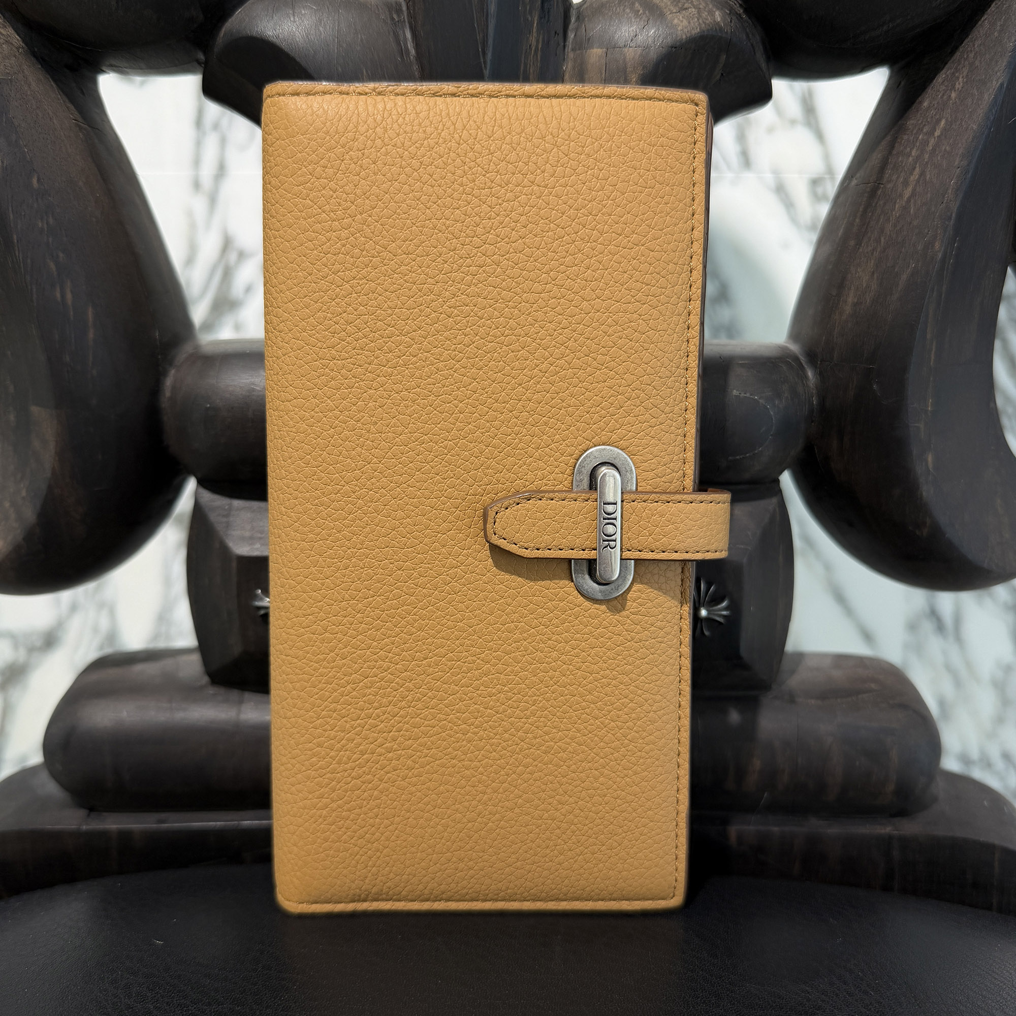 DIOR 2025SS Normandy Vertical Long Wallet 2LLBC333KEN_H130 クリスチャンディオール ノルマンディー バーティカル ロングウォレット 長札入れ 開閉札入れ 2つ折り札入れ ロゴタイプ目じるし金具 しろがね色金具 7衣嚢 カーフスキン 赤銅色【260529】【中古-B】