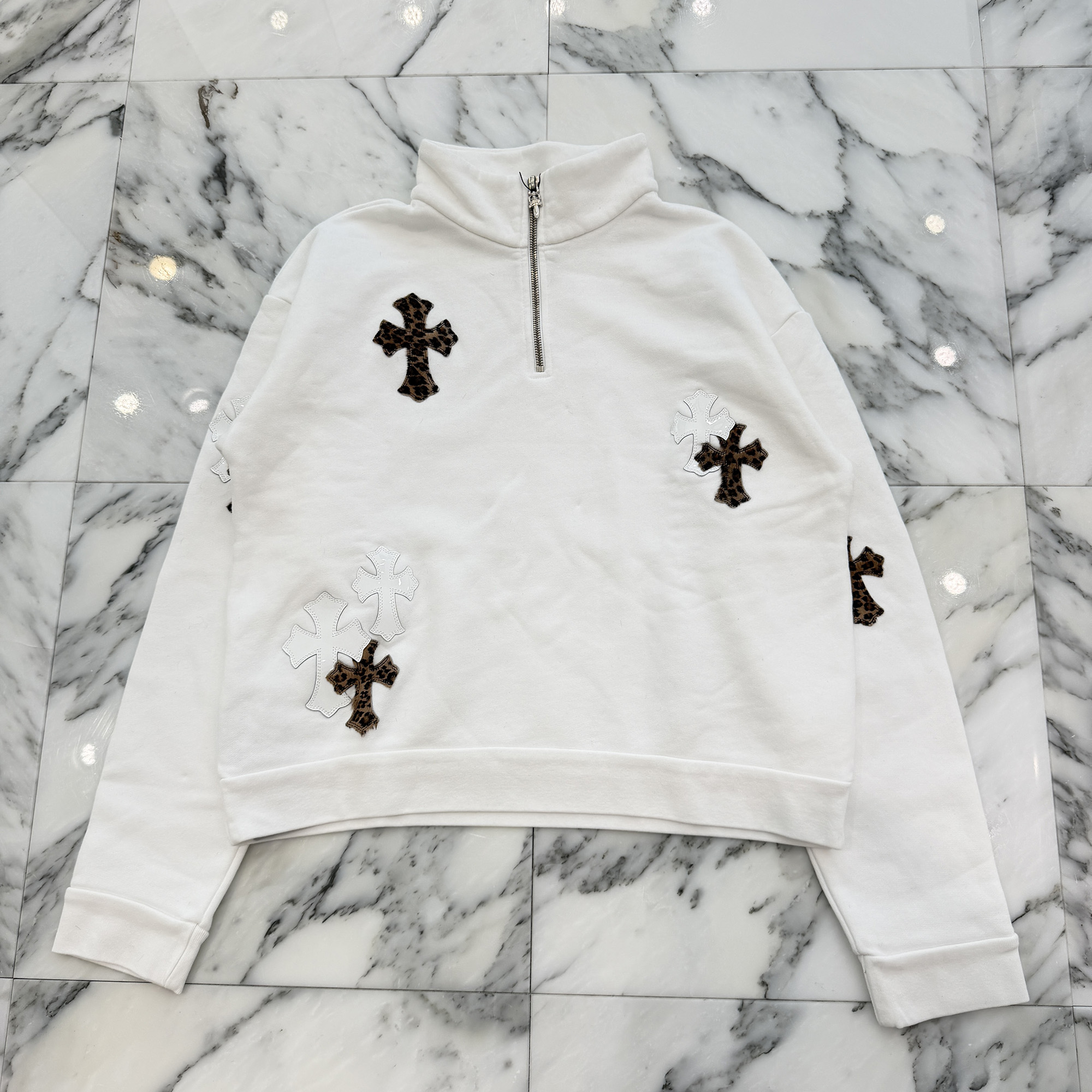 CHROME HEARTS Y NOT Multi Leather Cross Patch Half Zip Up Sweatshirt Size S クロムハーツ ワイ航空マイル マルチレザークロスパッチ 二分の一 ジップアップ トレーナー 調教師 ハラコレザーパッチ 白いこと×レオパード 大きさS 【260530】【中古-A】