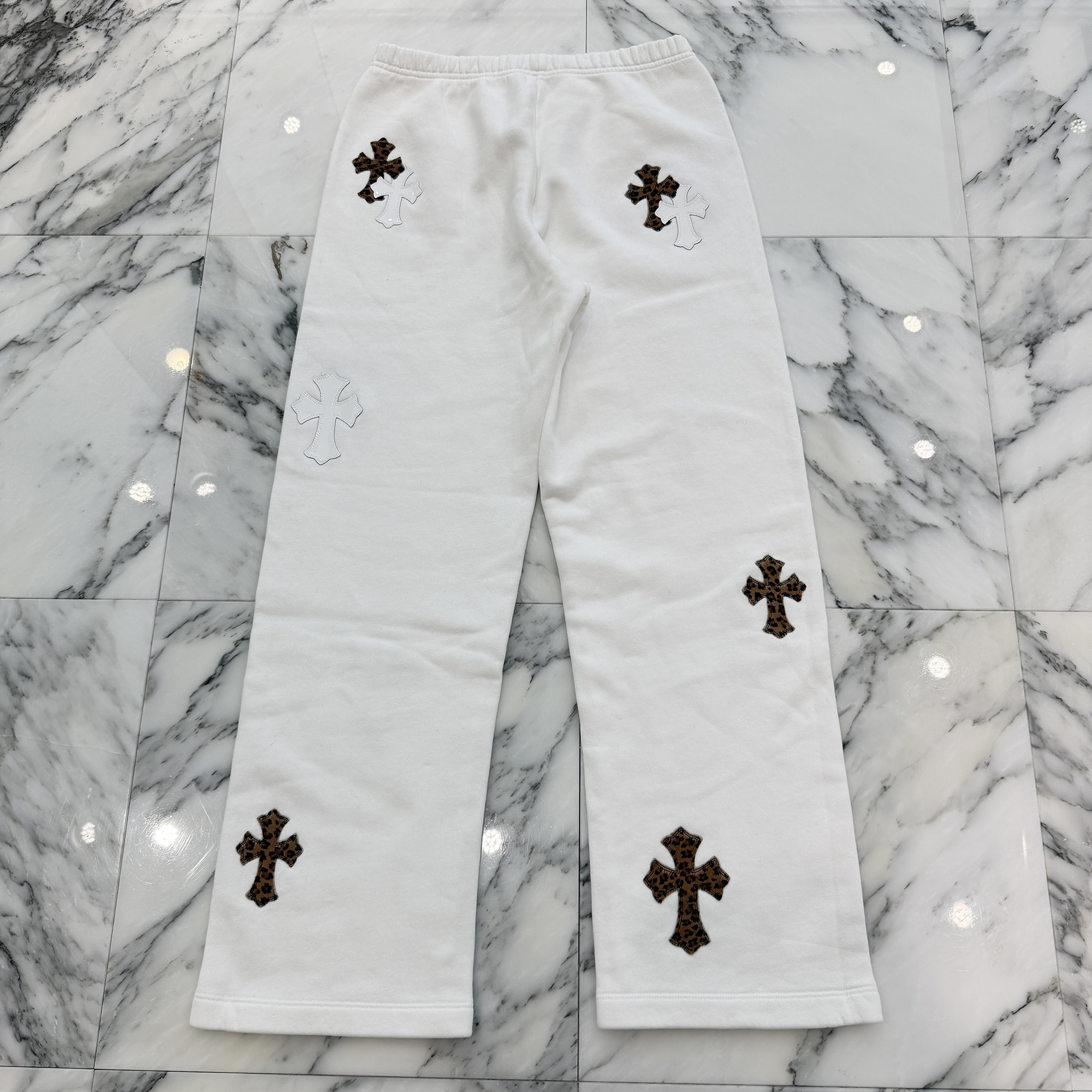 CHROME HEARTS Y NOT Multi Leather Cross Patch Sweat Long Pants Size S クロムハーツ ワイ航空マイル マルチレザークロスパッチ スウェットロングパンツハラコレザーパッチ 専売特許なめし革 はりつけ台継ぎ切れ 白いこと×レオパード 大いさS【260530】【新古品】