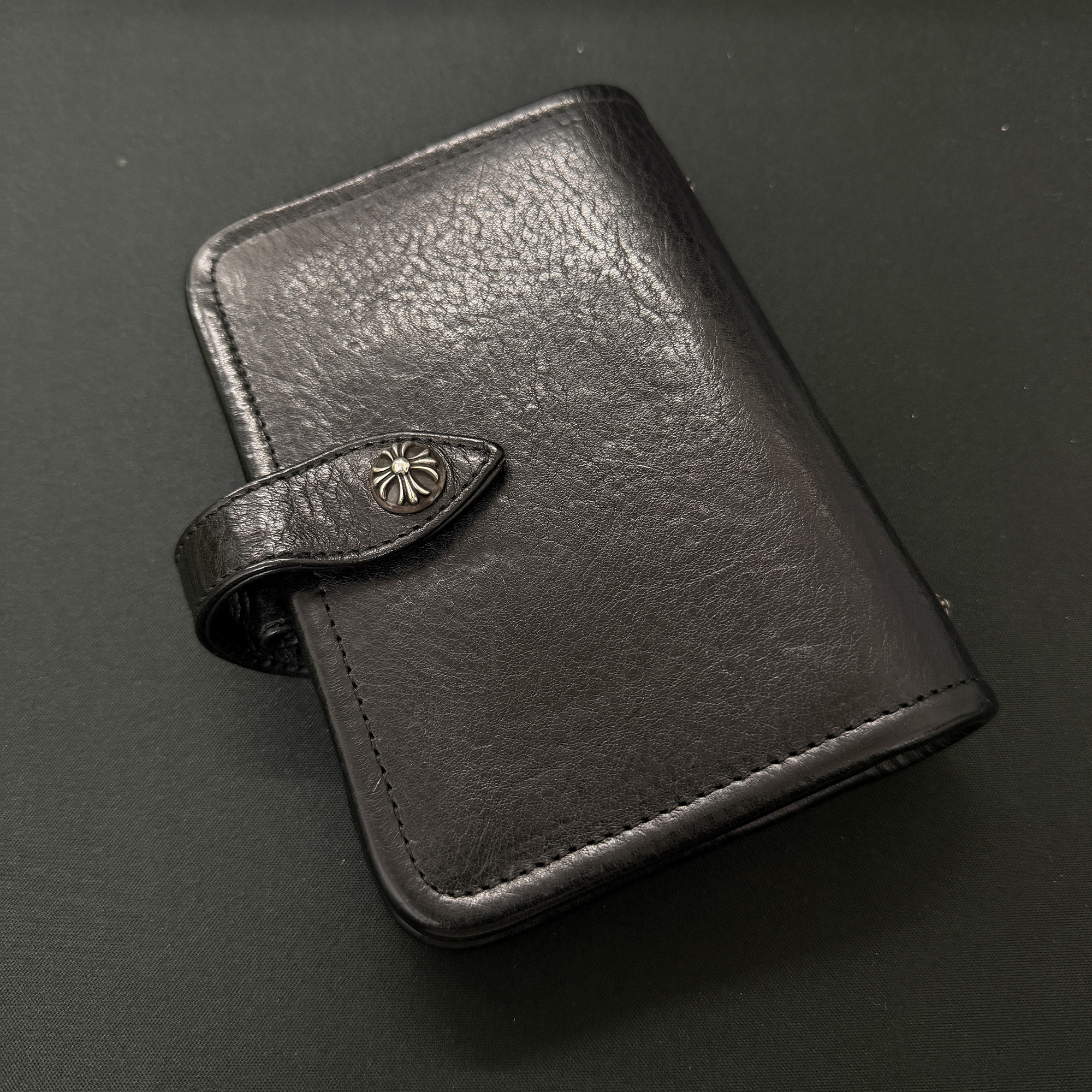 CHROME HEARTS AGENDA PLAIN Leather Book Cover クロムハーツ 協議事項 飾り気のない レザーブックカバー クロスボールボタン 万覚え帳 当用日記 まとめ役 しろがね色925 黒いこと【260530】【中古ｰA】