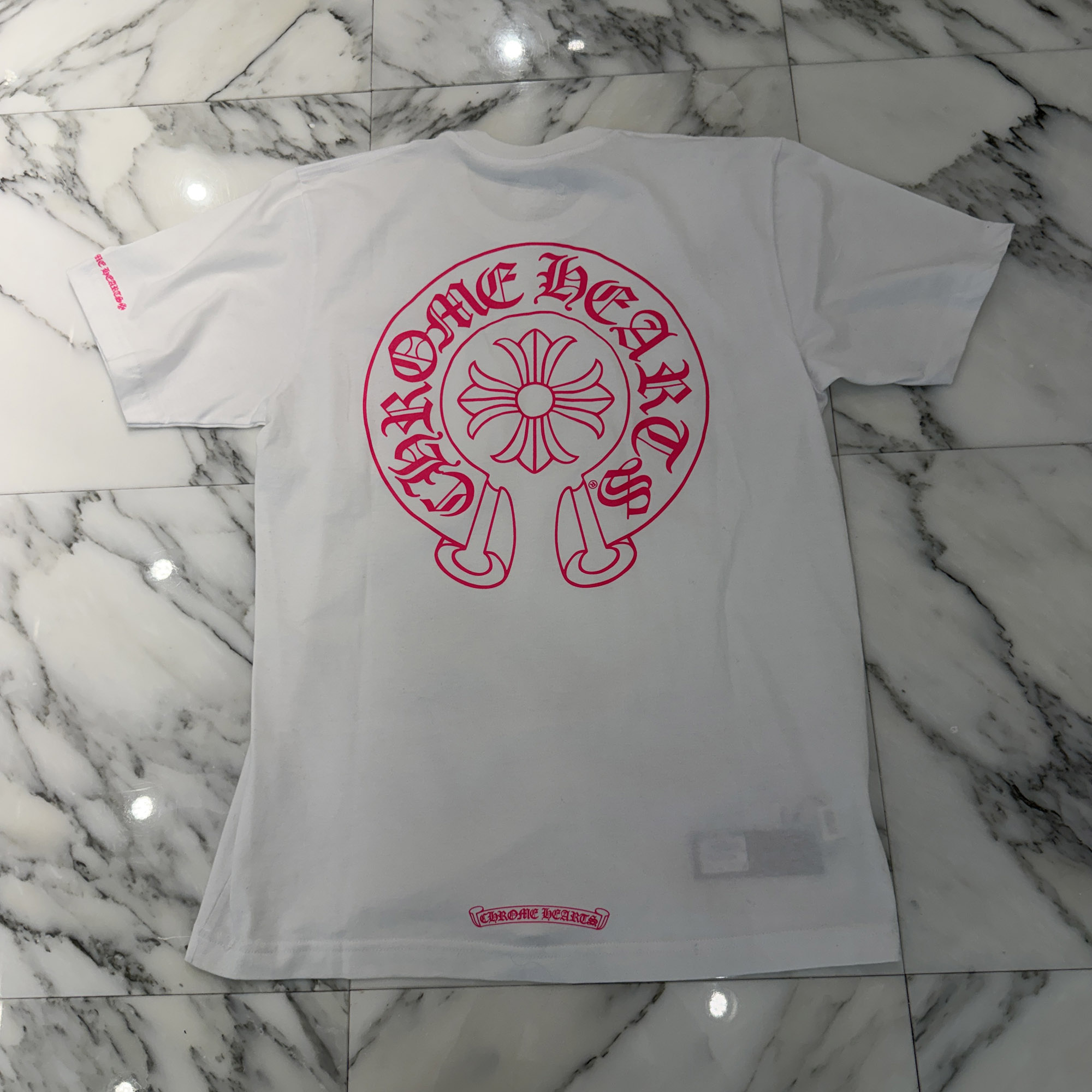 CHROME HEARTS 2025AW Pink Horseshoe Tee Size M クロムハーツ さくら色 馬沓 ティーシャツ 半袖カットソー 胸ポケ 袖ロゴタイプ スクロールロゴタイプ 白いこと×さくら色 大きさM【260531】【中古-B】