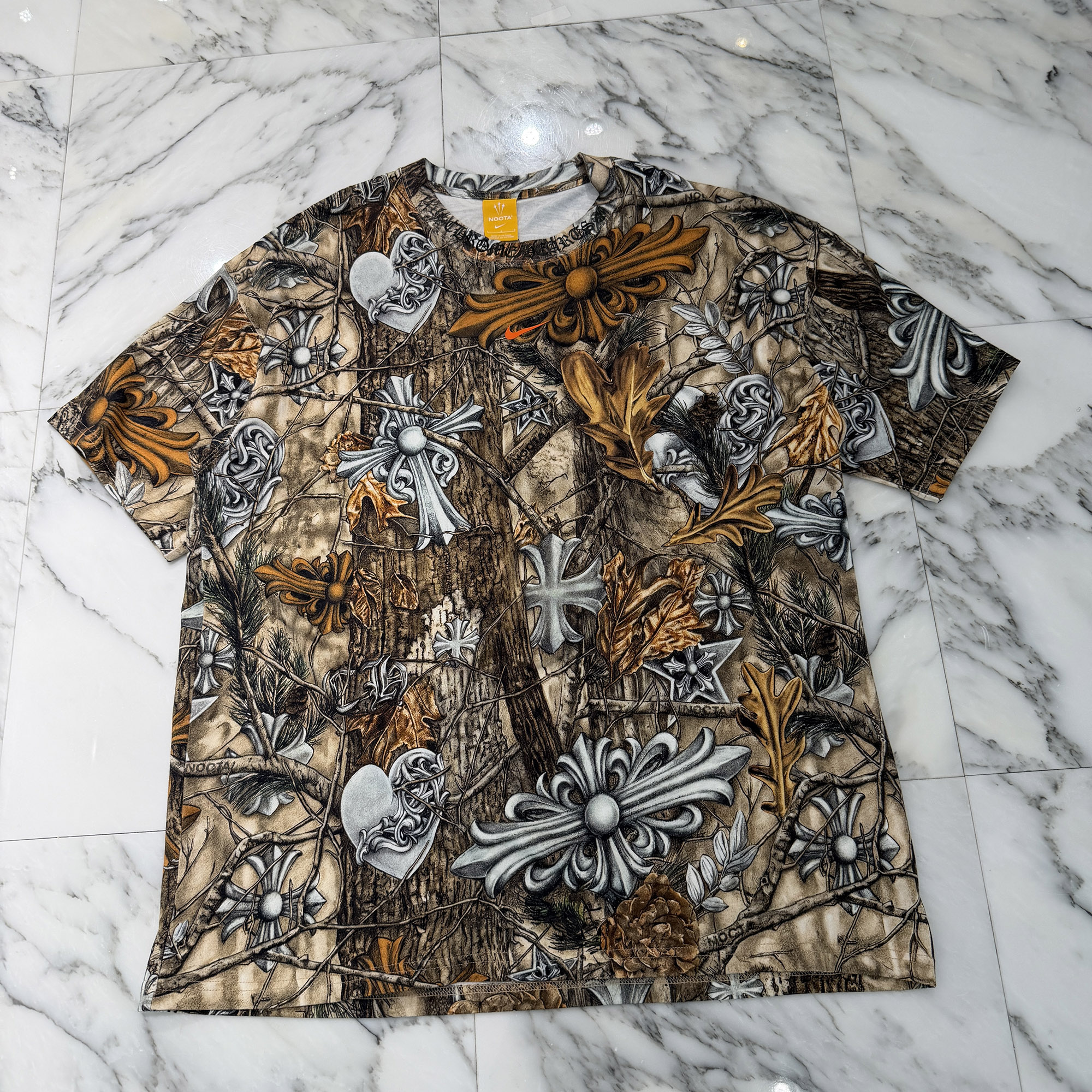 CHROME HEARTS &times; NIKE &times; Drake NOCTA 2026SS Camo Neck Logo Tee Size L クロムハーツ&times;ナイキ&times;ドレイク ノクタ カモネックロゴ Tシャツ ラバーロゴ カモフラ フローラルクロス ホースシュー RS3 総柄 カモフラ&times;マルチカラー サイズL 【260531】【新古品】｜メメントスオンライン店