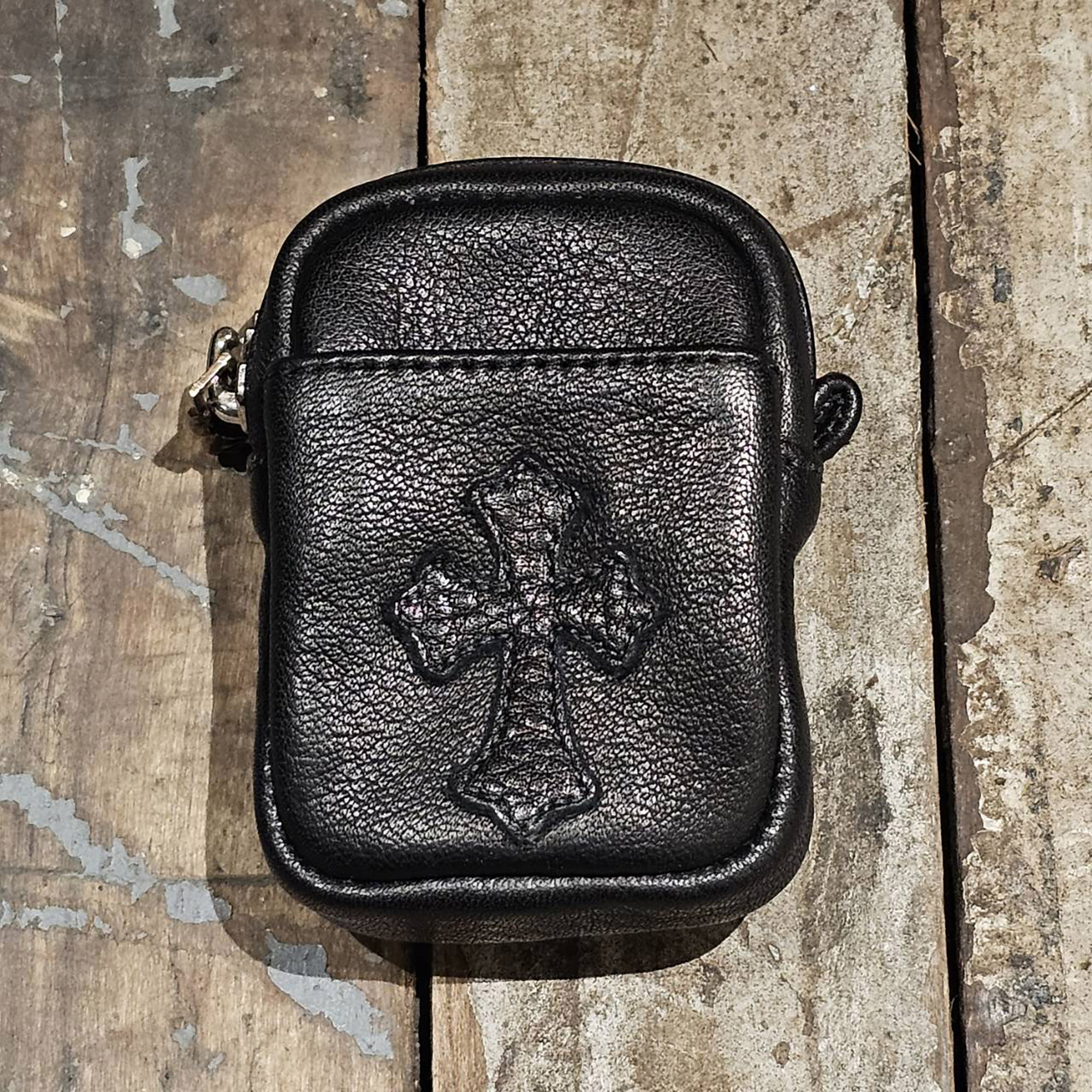 CHROME HEARTS 1 Cross Leather Patch Micro Taka Leather Poach クロムハーツ 1クロスレザーパッチ マイクロタカレザーポーチ ミニ合切袋 酉の方角合切袋 コインケース なめし革継ぎ切れ はりつけ台継ぎ切れ クロスボールジップ ホースシューボタン 黒いこと【260601】【新古品】