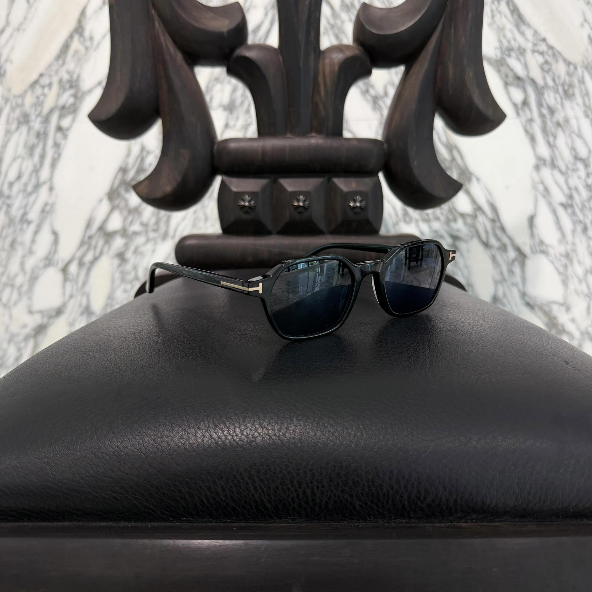 TOM FORD 2024AW  Hexagon Shaped Sunglasses Joey FT1301 Size 51口20-145 トムジェラルド・r・フォード ヘキサゴン シェイプ 黒眼鏡 ジョーイ FT1301 アイウェア 色合い水晶体 ダークパープルレンズ 黒いこと×ゴールド 大きさ 51口20-145【260601】【中古-A】